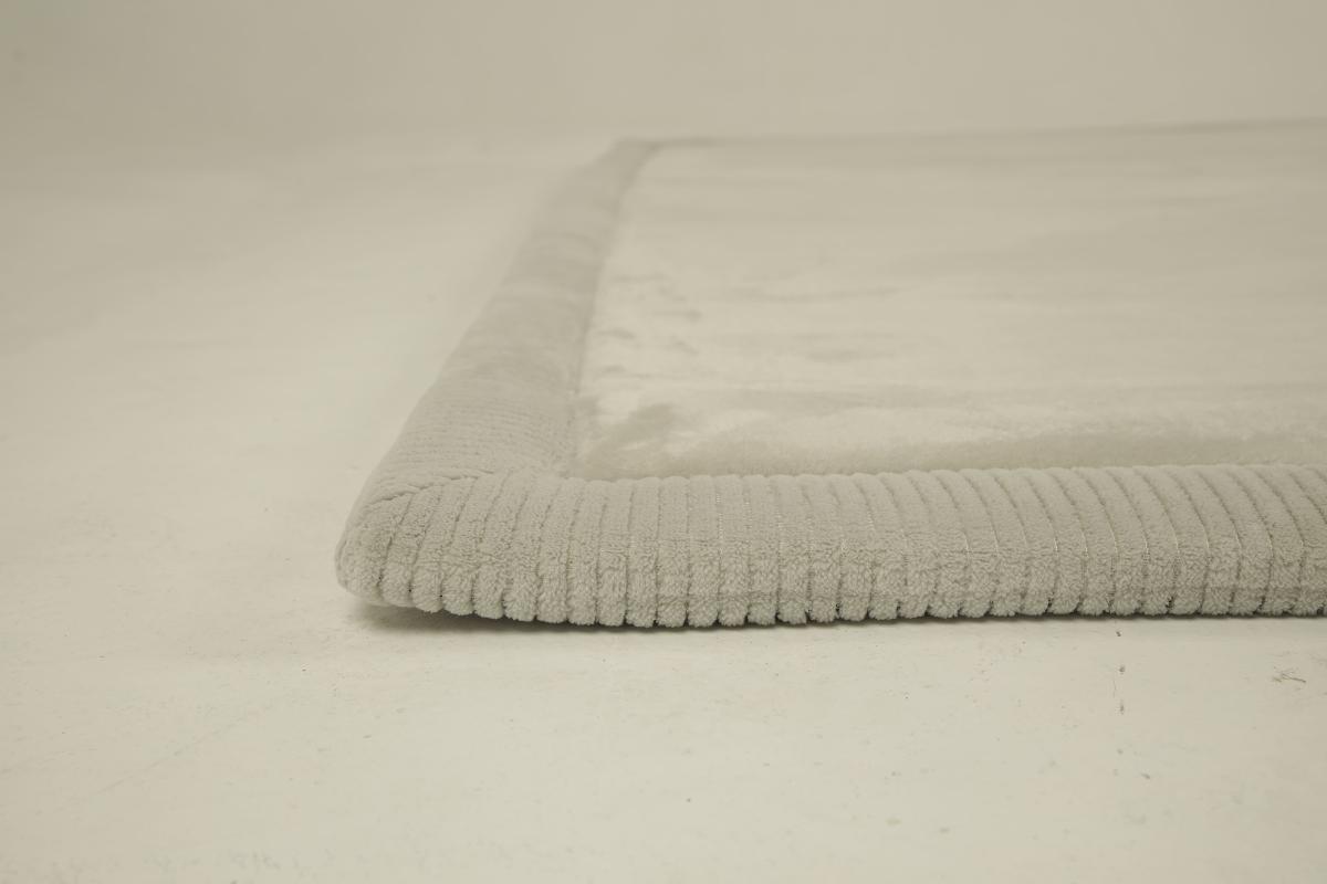 Bei der sog. "gepolsterte Liegematte/Decke", Art. HM-CP-200-150-G, HM-CP-170-120-DB, handelt es sich um eine nahezu rechteckige Kinderdecke mit abgesteppter Umrandung in verschiedenen Größen (Länge: 120 – 280 cm, Breite: 80 – 200 cm und Dicke: 1,5 – 2,5 cm). Das Erzeugnis besteht aus drei Schichten: einer Oberseite aus 100 % Polyester, einer Füllung aus 100 % Polyurethan (Memory Foam) und einer Unterseite aus 75 % Polyester und 25 % PVC.

Das Produkt kann als Krabbel-, Spiel-, Schlaf- und Liegeunterlage für Babys, Kinder und Haustiere verwendet werden.

Die Ware ist als "den Bettausstattungen ähnliche Ware, gepolstert, nicht von den Unterpositionen (HS) 9404 21 bis 9404 40 erfasst, nicht mit Federn oder Daunen gefüllt" einzureihen.