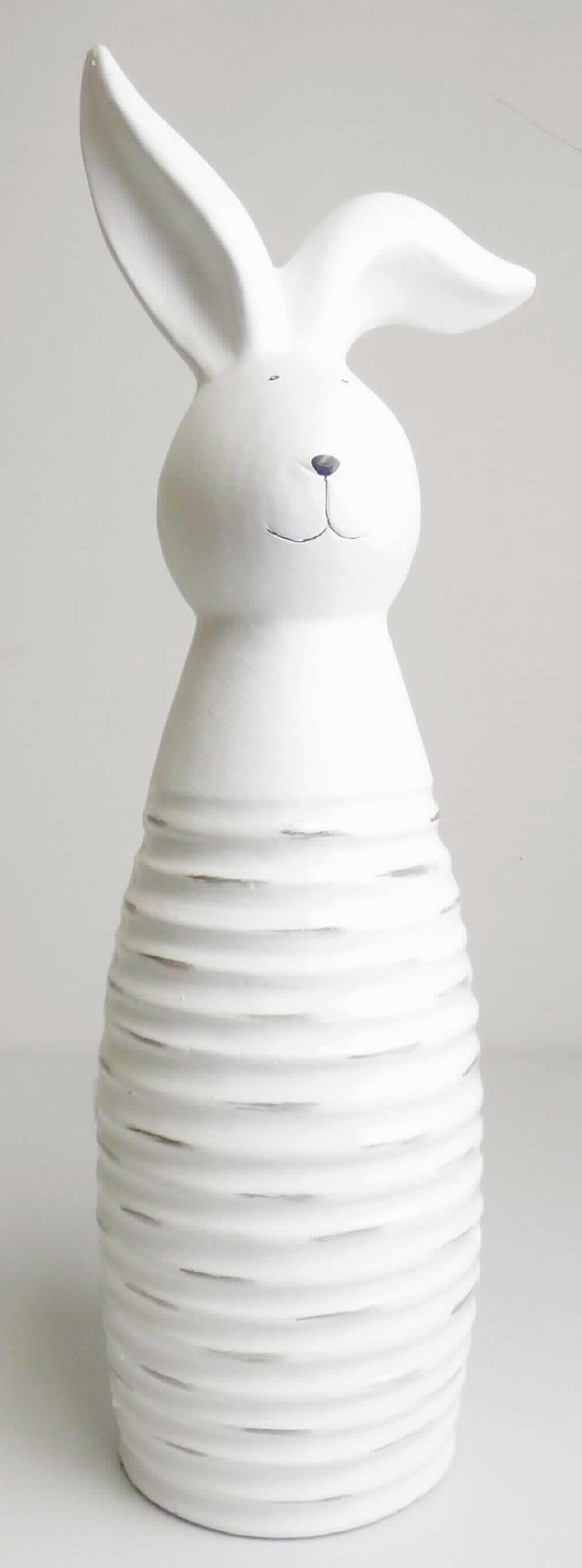 Angaben:
Polyresin Hase (weiß, schwarz); 19 x 16,5 x 54,5 cm; Material: 80 % Magnesiumoxid, 10 % Polyresin, 10 % Polyfiber.

Warenbeschaffenheit:
Weißer, stilisierter Hase, am Bauch mit Rillen verziert.
Der Artikel enthält augenscheinlich Fasern.

Befund:
Waren aus Asbestzement, Cellulosezement oder dergleichen, keinen Asbest enthaltend