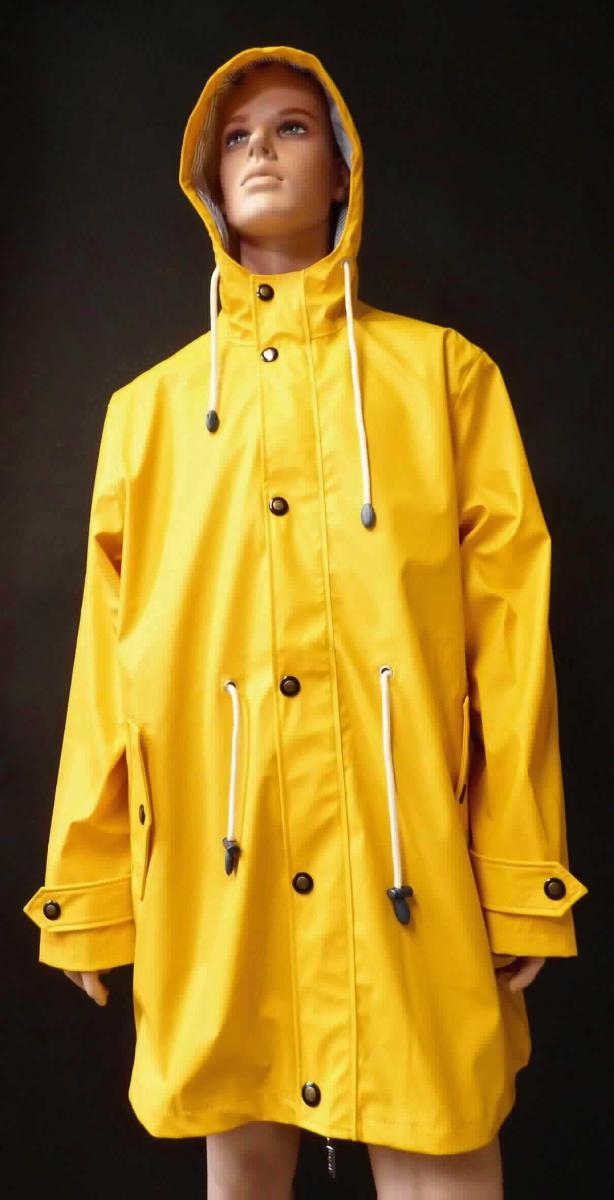 Anorak, sog. Damen Regenjacke, Größe 3XL, Foto siehe Anlage,
- in einem Polybeutel verpackt,
- aus ca. 0,5 mm dicken, einfarbigen, einseitig (Außenseite) mit einer Folie aus geprägtem Kunststoff (laut Antrag
  Polyurethan; kein Zellkunststoff) versehenen Gewirken der Position 5903 aus laut Antrag 100 % Polyester 
  (synthetische Chemiefasern),
- durchgehend gefüttert, 
- hinten über den halben Oberschenkel reichend (Rückenlänge: ca. 105 cm); vorn ca. 12 cm kürzer gearbeitet, 
  nicht bis zum halben Oberschenkel reichend; somit kein Mantel,
- mit einer Kapuze mit Tunnelzug,
- vorn mit einer durchgehenden Öffnung mit Reißverschluss und einer überlappenden Patte mit Druckknopfver-
  schluss von links über rechts,
- mit langen Ärmeln; an den Ärmelenden mit Riegeln mit Druckknopfverschluss zu verengen,
- im Bereich der Taille mit einem Tunnelzug zu verengen,
- vorn mit zwei eingesetzten Taschen mit Patte und Druckknopfverschluss,
- am unteren Rand gesäumt,
- wird im Allgemeinen über jeder anderen Kleidung und zum Schutz gegen das Wetter getragen, somit keine Jacke,
- aufgrund der verwendeten Flächenerzeugnisse keine Ware der Position 6210.

"Kleidung aus Gewirken der Position 5903"