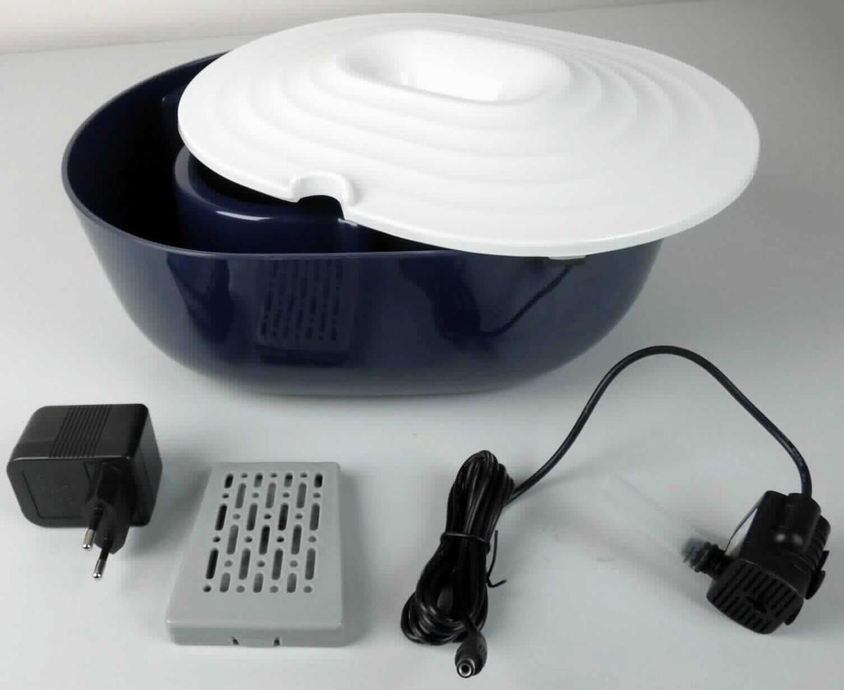 Trinkbrunnen (Abbildung siehe Anlage),
- aus einer ovalen Wasserschale aus Kunststoff (Fassungsvermögen 2,5 l) und einem
  kaskadenähnlichen Aufsatz aus Kunststoff mit mittiger Wasseraustrittsöffnung, mittels
  Saugfüßen befestigter elektrischer Wasserpumpe mit Anschlussleitung, eingebautem
  Elektromotor und Aktivkohlefilter, in den Abmessungen (L x B x H) 30 x 23 x 12 cm, mit 
  einem über Kabel anschließbaren Netzteil,
- mit einem Gewicht von weniger als 20 kg,
- üblicherweise zur Verwendung im Haushalt zum Aufbereiten und Bereithalten von 
  Trinkwasser für Katzen und Hunde,
- zusammen mit Beipack (Bedienungsanleitung) in einer gemeinsamen Verkaufsum-
  schließung.
Der Trinkbrunnen bestimmt den Charakter des Ganzen.

"Elektromechanisches Haushaltsgerät mit eingebautem Elektromotor, kein Staubsauger
 der Position 8508, kein Lebensmittelzerkleinerungs- und -mischgerät oder Frucht- und 
 Gemüsepresse - Trinkbrunnen, mit einem Gewicht von weniger als 20 kg, in funktioneller 
 Einheit mit Netzteil, in Warenzusammenstellung in Aufmachung für den Einzelverkauf mit 
 nicht charakterbestimmendem Beipack"