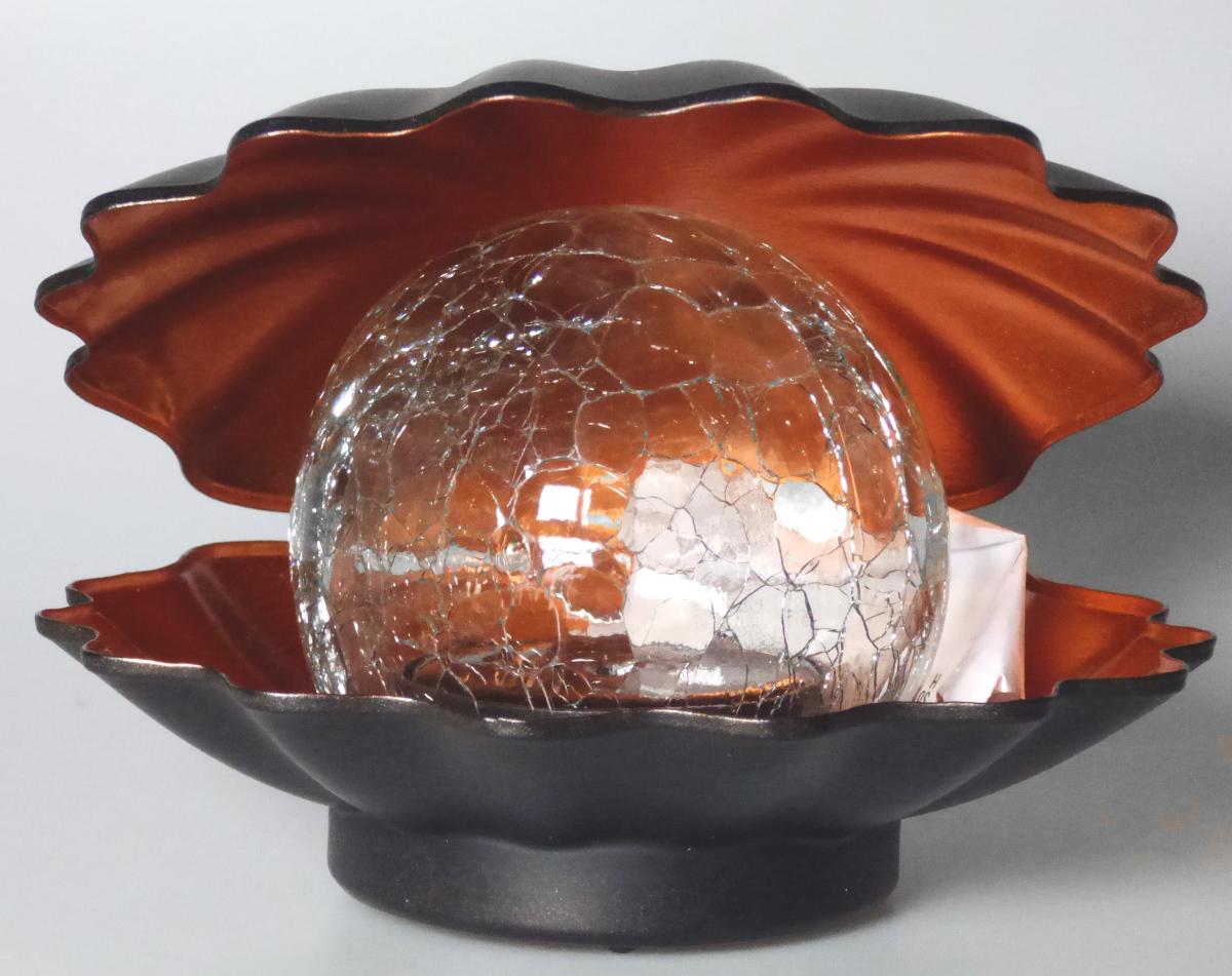 Sogenannte Solarmuschel (Artikelnummern 9987988 und 9988587) :

Es handelt sich um sogenannte Solarmuscheln in zwei verschiedenen Ausfertigungen (schwarz bzw. gold), bestehend aus einer Muschel aus unedlem Metall, einer Perle aus Glas sowie einem Batteriefach (aus Kunststoff), zur Verwendung als Dekorationsartikel im Outdoor Bereich.
- Antragstellerangaben -
Abbildung siehe Anlage.

Das unedle Metall ist Bezug auf die Bedeutung für die Verwendung (Formgebung) und nach Umfang gegenüber den anderen Materialien charakterbestimmend.
  
Derartige Erzeugnisse gehören als "andere Ziergegenstände aus unedlen Metallen, nicht versilbert, vergoldet oder platiniert" zur Codenummer 8306 2900 00 0.