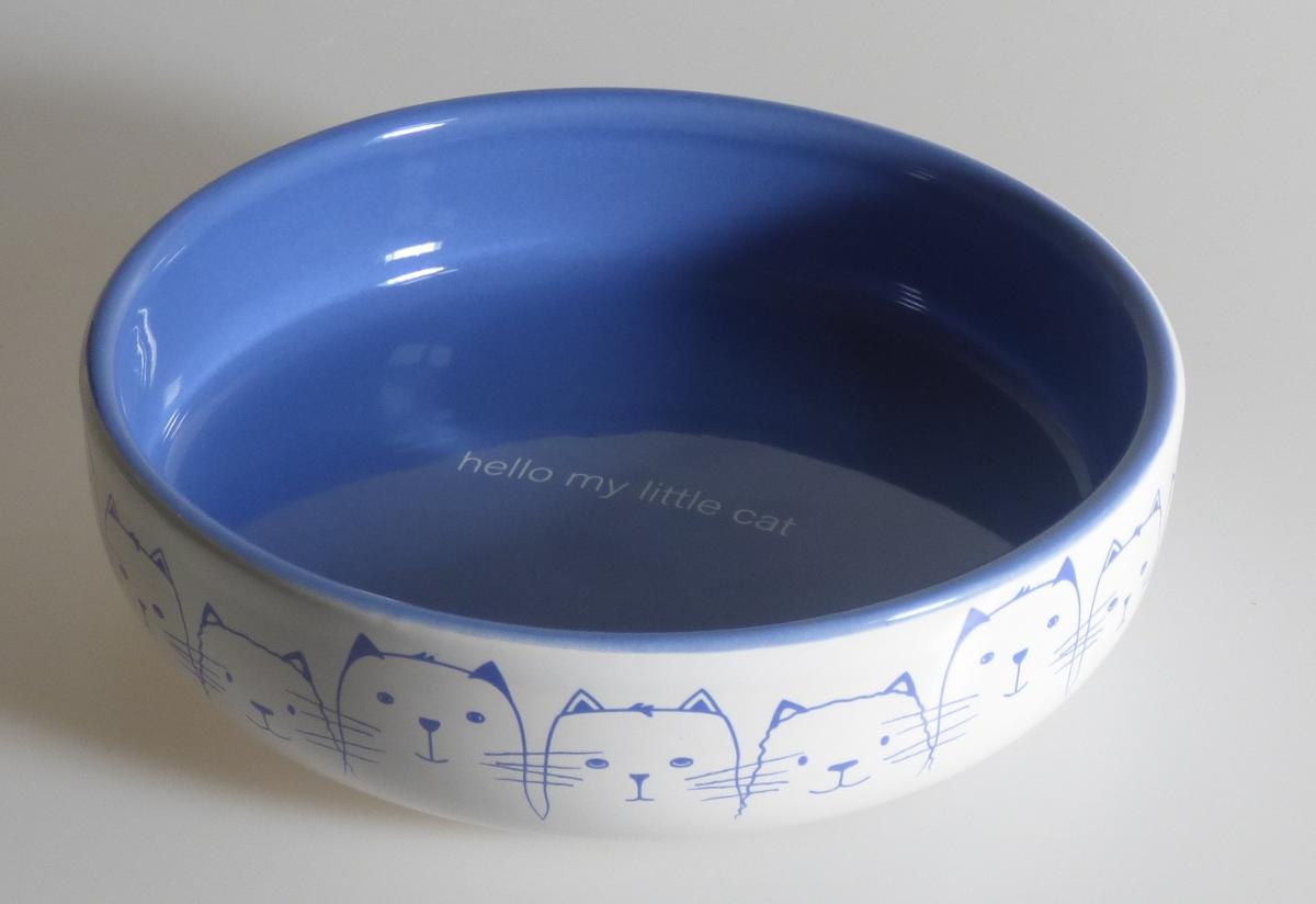 Keramischer Haushaltsartikel (Futternapf), sog. Keramiknapf für kurznasige Rassen - 300 ml, Foto siehe Anlage,
- runde, glasierte Schale,
- außen weiß und mit hellblauen Katzenmotiven versehen,
- innen hellblau mit dem Spruch "hello my little cat",
- mit einem Durchmesser von ca. 15 cm und mit einer Höhe von ca. 4 cm,
- keramisches Erzeugnis; nach der Formgebung gebrannt; tonmineralhaltiges Material
  enthaltend,
- - laut Antrag aus Steingut,
- erkennbar zur Verwendung als Futternapf für Tiere.

"Keramischer Haushaltsartikel (Futternapf), aus Steingut"
