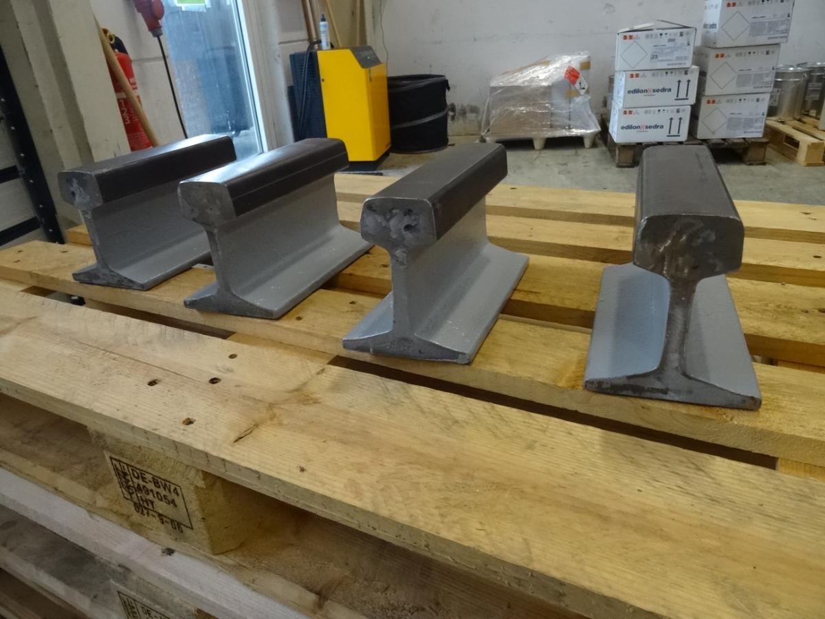 Es handelt sich um spezifische Schienen (neu) aus Stahl, die jeweils über die gesamte Länge zu einem waagerechten Fuß (Breite: 125 mm), einem senkrechten Steg und einem im Querschnitt nahezu rechteckigen sog. Fahrkopf (Breite: 67 mm) ausgearbeitet sind. Die Schienen sind mit einer Beschichtung aus Flüssigkunststoff versehen.
Gesamthöhe: 149 mm.
- Antragstellerangaben -
Die Erzeugnisse werden beim Oberbau für verschiedene Bahnen eingesetzt und bilden die Fahrfläche.

Abbildung siehe Anlage.

Derartige Erzeugnisse gehören als "andere Schienen, neu (Vignolschienen), aus Stahl" zur Unterposition 7302 1022 der Kombinierten Nomenklatur.
