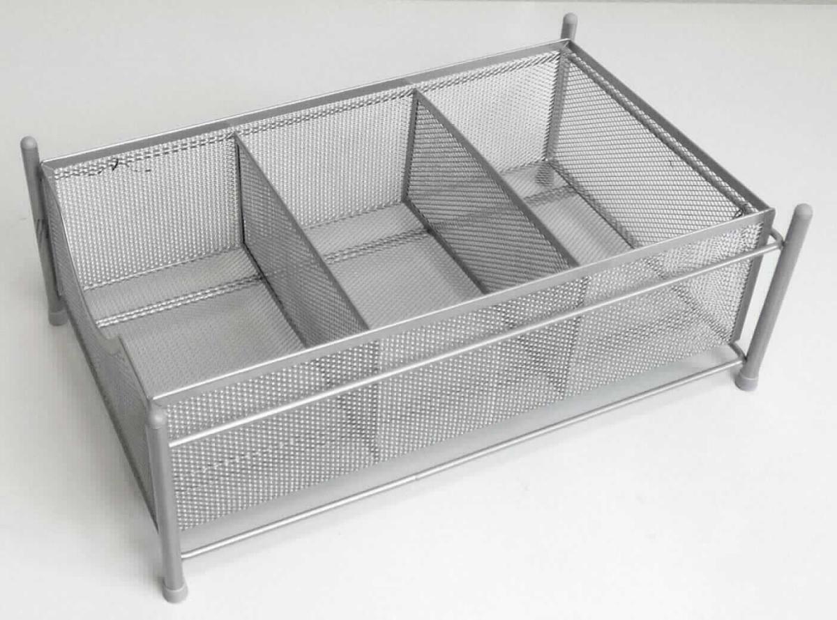 Es handelt sich um sog. Universal-Organizer, bestehend aus einem rechteckigen Gestell aus unedlem Metall (Abmessungen: Höhe: etwa 14,5 cm; Breite: etwa 24,5 cm; Länge: etwa 39,5 cm) das mit vier Standfüßen ausgestattet ist, zwischen denen sich im unteren Bereich ein Rahmen mit zwei Längsstreben und im oberen Bereich ein weiterer Rahmen befindet. Die Unterseiten der Standfüße sind jeweils mit einem rutschhemmenden Überzug aus Kunststoff versehen, an den Oberseiten befindet sich jeweils eine Abdeckkappe aus Kunststoff.
In das Gestell ist eine Art Aufbewahrungskorb (Abmessungen: Höhe: etwa 10,5 cm; Breite: etwa 21,5 cm; Länge: etwa 37 cm) aus unedlem Metall eingesetzt, dessen Unter- und Seitenflächen aus einem Gitter mit rhombenförmigem Muster und einem Rahmen bestehen. Der Korb ist mit zwei rechteckigen Trennelementen (Abmessungen: Breite: etwa 20,7 cm; Höhe: etwa 9,4 cm), jeweils in Form eines Gitters mit rhombenförmigem Muster und einem Rahmen ausgestattet.
Die Erzeugnisse dienen dem Aufbewahren von Unterlagen, Büromaterial, etc. Sie sind mit einer Pappbanderole versehen und in einer Kunststofffolie verpackt.
- Antragstellerangaben -

Abbildung siehe Anlage.

Derartige Erzeugnisse gehören als "den Sortier-, Ablege-, Karteikästen und Federschalen ähnliche Ausstattungsgegenstände für Büros, aus unedlen Metallen" zur Codenummer 8304 0000 00 0 des Zolltarifs.