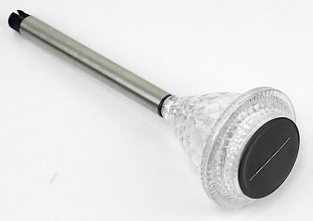Bei dem sog. „Solar Licht Glas 3er“, Artikelnummer 9982951, handelt es sich um einen ca. 110mm x 110mm x 440mm (L x B x H) großen elektrische Beleuchtungskörper. Das Erzeugnis besteht aus einem Kopf aus Glas, einem runden Solarmodul (IP44) mit einem integrierten LED-Leuchtmittel und einem Stiel aus Edelstahl mit Kunststoff an der Spitze. Das Erzeugnis ist noch nicht zusammengesetzt, da der Stiel zunächst noch angebaut werden muss. Der Beleuchtungskörper dient zur Außenbeleuchtung im Garten.

In Bezug auf die Art der Verwendung, dient das Solarmodul aus Kunststoff als Energieversorgung für die Leuchten. Im Hinblick auf den Umfang und das äußere Erscheinungsbild überwiegen die Anteile aus Edelstahl und Glas. Außerdem stellt der Stiel aus Edelstahl das stabilitätsverleihende Element dar und der Kopf aus Glas das lichtlenkende Material. Demnach bestimmen das Metall und das Glas den charakterverleihenden Stoff.

Hinweise auf eine Handfertigung liegen nicht vor.

Das Set ist als "elektrische Beleuchtungskörper, anderweit weder genannt noch inbegriffen, nicht von den Unterpositionen (HS) 9405 11 bis 9405 39 erfasst, fotovoltaisch, ausschließlich zur Verwendung mit LED-Lichtquellen bestimmt, kein Scheinwerfer, aus Metall und Glas, nicht handgearbeitet" einzureihen.