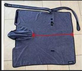 Sattlerware für Tiere, Foto siehe Anlage,
- Bekleidung für Hunde,
- aus Schlingengewirken aus Spinnstoffen; doppellagig gearbeitet,
- mit einem Klettverschluss am Hals und einer angesetzten Kapuze versehen,
- mit zwei an einer Längsseite angenähten Bändern aus Spinnstoffen zum Befestigen am Hund,
- den Körper eines Hundes bedeckend,
- mit den Abmessungen (laut Antrag):
- - Größe S: ca. 54 cm x 56 cm,
- - Größe M: ca. 70 cm x 69 cm,
- - Größe L: ca. 82 cm x 88 cm,
- in unterschiedlichen Farben (laut Antrag),
- dient erkennbar dem Ausstatten von Hunden und damit als Sattlerware für Tiere.

"Sattlerware für alle Tiere, aus Stoffen aller Art, kein Reitsattel"
