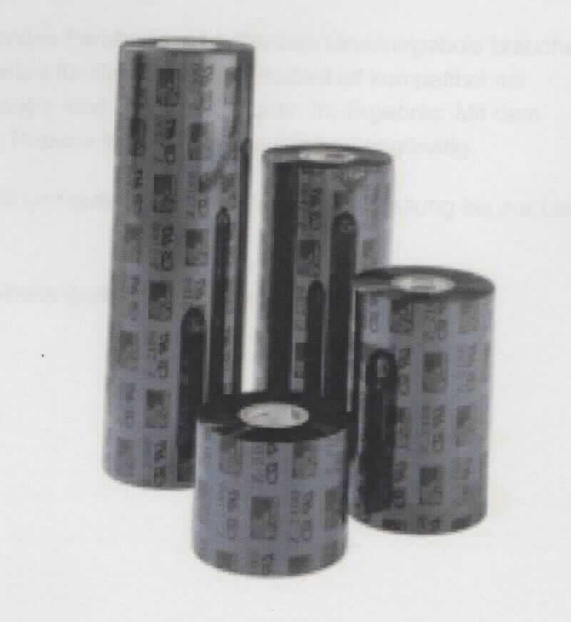 Es handelt sich bei dem sog. "ROLL RIBBON 2300" VPN 02300BK06045, SKU V360706 um ein Farbband in Form einer Thermotransferfolie, im Wesentlichen bestehend aus einer Hülse auf der eine Kunststofffolie, die einseitig mit auf Wachs basierenden schwarzen Farbpigmenten beschichtet ist, angebracht ist. Das konfektionierte Thermotransferband besitzt eine Breite von 60 mm und eine Länge von 450 m.

Die Ware ist als "schreibmaschinenähnliches Band, für Abdrucke präpariert auf einer Spule, Farbband aus Kunststoff, kein Farbband mit unterschiedlichen Farbsegmenten" einzureihen.