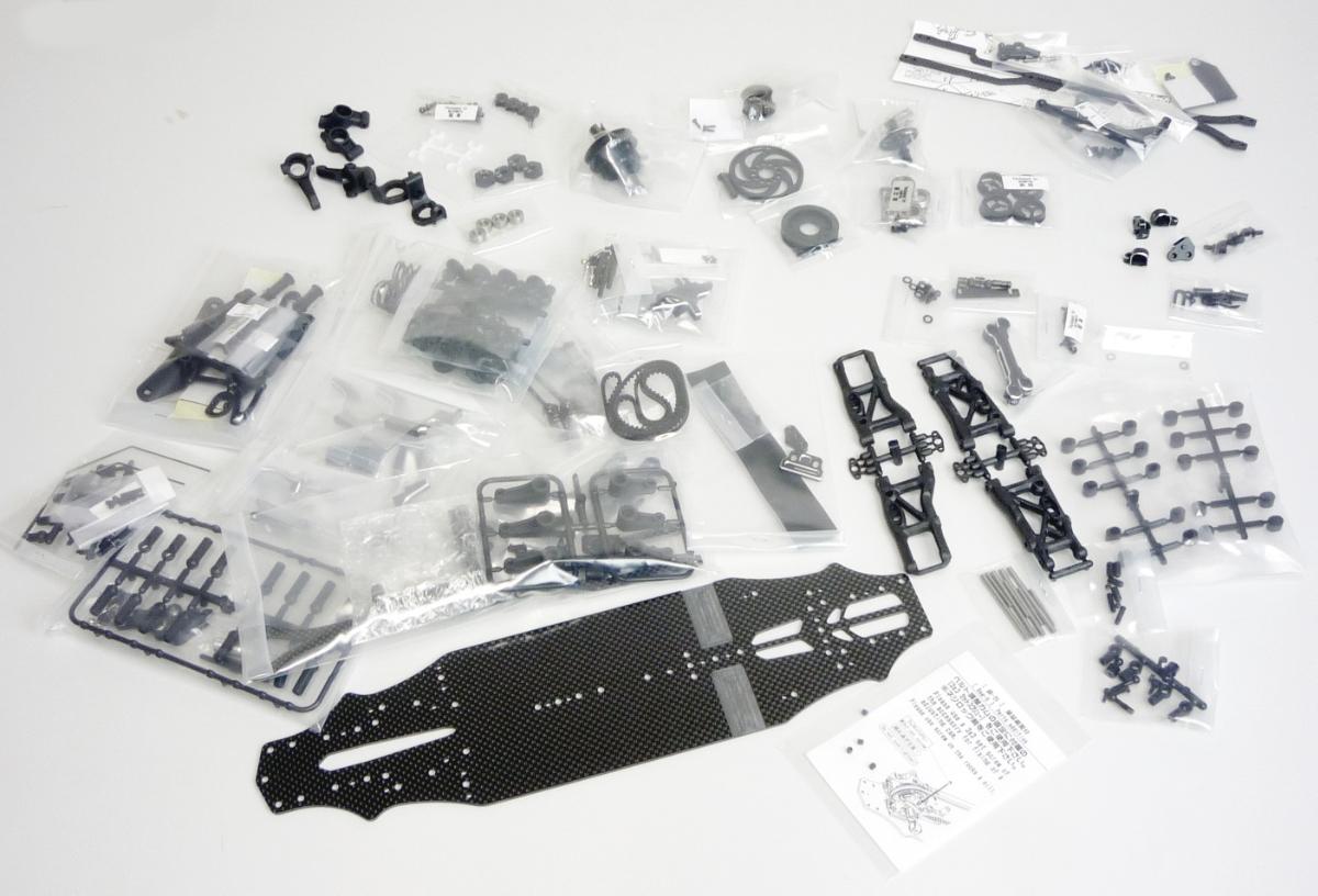 Nach den Angaben der Antragstellerin handelt es sich bei dem "Baukasten für ferngesteuerte Modellautos aus dem Rennbereich" um den Bausatz eines unvollständigen, motorbetriebenen (Karosserieabdeckung, Motor und Elektrik nicht enthalten), fernsteuerbaren (Fernsteuerung nicht enthalten) maßstabgetreu verkleinerten Modells eines Tourenrennwagens mit Einzelteilen aus Karbon, Aluminium, Graphit und Kunststoff,
- im Maßstab von 1:10,
- mit einer Länge von ca. 354 mm und einer Breite von ca. 190 mm,
- einem Gewicht von ca. 1350 g,
- in Warenzusammenstellung mit einer Bauanleitung, Teilen mit allgemeiner Verwendbarkeit (Schrauben, Muttern, Rundstäben und Federn) aus unedlem Metall, einem Werkzeug aus unedlem Metall (Maulschlüssel) und selbstklebenden Aufklebern aus Kunststofffolien in einem bunt bedruckten Pappkarton für den Einzelverkauf aufgemacht.

Der Bausatz dient der spielerischen Unterhaltung von Personen und ist als "maßstabgetreu verkleinertes Modell zum Zusammenbauen" einzureihen.
