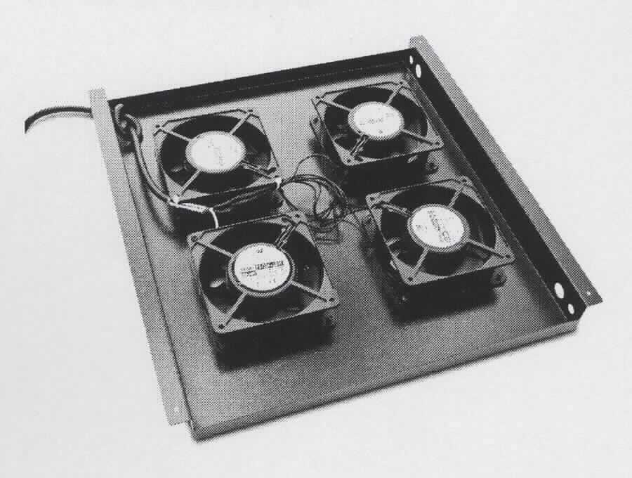 Sog. Ventilatoren mit Kühlkörper für EDV, SKU J153393,
- aus einem nahezu quadratischen Stahleinschub (Abmessungen LxBxH: 457 x 420 x 39 mm) mit vier 
  einstufigen Ventilatoren sowie Anschlusskabel (Abbildung siehe Anlage),
- zum Erzeugen eines Drucks von weniger als 2 bar,
- zur Verwendung als Dachlüftereinsatz in Rackschränken für automatische Datenverarbeitungsmaschinen.

"Ventilatoren, andere als Tisch-, Boden-, Wand-, Decken-, Dach- oder Fensterventilatoren, von der ausschließlich oder hauptsächlich für die Kühlung von Mikroprozessoren, Telekommunikationsgeräten, automatischen Datenverarbeitungsmaschinen oder Einheiten aus automatischen Datenverarbeitungsmaschinen verwendeten Art - sog. Ventilatoren mit Kühlkörper"