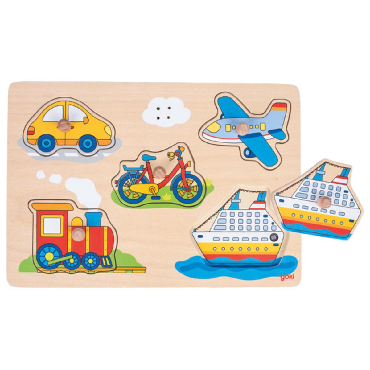 Spielzeug in Form von zwei Puzzles, sog. "Artikel Soundpuzzle - 57520 Musikalien, 57519 Verkehrsmittel", bestehend aus
- einem Puzzle
-- in den Abmessungen von ca. 30,0 x 21,0 x 3,4 cm
-- aus Holz gefertigt und auf der Oberseite mit bunt bedrucktem Papier versehen
-- fünf- bzw. sechsteilig, die einzelnen Teile sind an der Oberseite mit einem kleinen Holzgriff versehen
-- sie stellen Verkehrsmittel oder Musikinstrumente dar, die in Vertiefungen der Holzplatte gelegt werden
    sollen
- einem Soundmodul mit Lautsprecher
-- werden die Teile korrekt in die Holzplatte gelegt, ertönt ein zum Puzzleteil passendes Geräusch, das
   über einen Lautsprecher in der Puzzleplatte ausgegeben wird
-- mit einem Batteriefach an der Unterseite
- ohne Hinweis auf Fertigung in Handarbeit
- dient der spielerischen Unterhaltung von Kindern
- in einer Klarsichtfolie mit Pappeinleger für den Einzelverkauf aufgemacht.

Auf Grund der Bedeutung in Bezug auf die Verwendung bestimmt das Puzzle den Charakter der zusammengesetzten Ware.

Die Waren  werden zolltarifrechtlich als "Puzzle, aus Holz, nicht handgearbeitet" eingereiht.