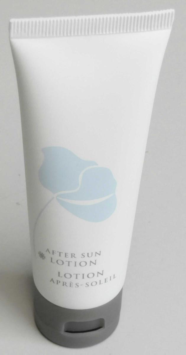 Andere Zubereitung zur Hautpflege; After Sun-Creme

Bei dem Erzeugnis handelt es sich um eine Zubereitung mit hautpflegenden Inhaltsstoffen, abgepackt in einer bunt bedruckten Kunststofftube mit grauem Schnappdeckel (deklarierter Inhalt 50 ml). Die Ware ist als Hautpflegeprodukt für den Einzelverkauf aufgemacht. Informationen zur Zusammensetzung und Anwendung liegen vor.

Die Ware ist als andere Zubereitung zur Hautpflege in die Position 3304 der Kombinierten Nomenklatur einzureihen.