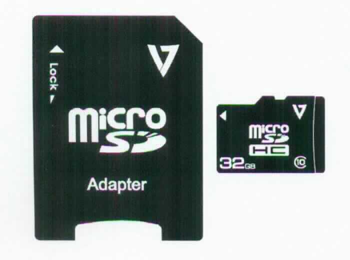 Speichervorrichtung, sog. SDHC Micro Speicherkarte, in Form einer Warenzusammenstellung aus SD-Karten Adapter und Micro-SD Karte (charakterbestimmend im Hinblick auf die Verwendung). Die Speicherkarte besteht im Wesentlichen aus einer mit einem Speicherbaustein und einem Chipcontroller bestückten Leiterplatte in einem 
rechteckig geformten, 15 x 1 x 11 mm großen Gehäuse mit einer 8-pin Anschlussleiste und mechanischem Schreibschutz. Das Erzeugnis verfügt über eine Speicherkapazität von 32 GB, ist ohne Aufzeichnung und zur Verwendung in unterschiedlichen Geräten geeignet (z.B. MP3-Player, Digitalkameras, Mobiltelefone).
Die Bestandteile der Zusammenstellung sind gemeinsam für den Einzelverkauf aufgemacht.

Die Ware wird als "nicht flüchtige Halbleiterspeichervorrichtung, Halbleiter-Aufzeichnungsträger, ohne Aufzeichnung" eingereiht.

Anlage: 1 Abbildung