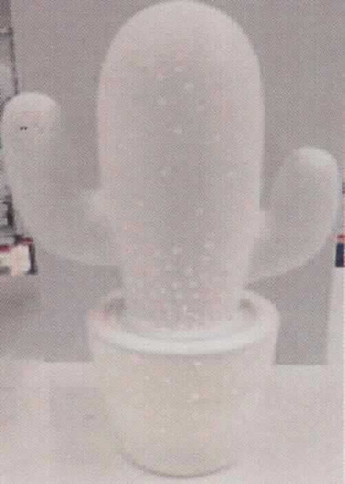 Keramischer Ziergegenstand, sog. Kaktus 6 LED Lichter (Art. 2076601404934), Foto siehe Anlage,
- aus verschiedenen Bestandteilen zusammengesetzte Ware, bestehend aus:
- einem keramischen Ziergegenstand in Form eines in einen Blumentopf eingepflanzten Kaktus,
- - unglasiert, weiß, innen hohl; mit punktuellen Aussparungen,
- - in den Abmessungen: ca. 19 cm (Breite) x 29,5 cm (Höhe) x 12 cm (Tiefe),
- - keramisches Erzeugnis; nach der Formgebung gebrannt; tonmineralhaltiges Material enthaltend,
- - - laut Antrag aus Porzellan bestehend,
- - ohne Hinweise auf Handarbeit,
- einem elektrischen Beleuchtungskörper,
- - mit lt. Antrag sechs batteriebetriebenen LED-Lichtern mit An- und Ausschalter und Timer,
- - im Boden des "Blumentopfes" eingesetzt,
- insbesondere im Hinblick auf die Verwendung als Dekorationsgegenstand verleiht der Kaktus
  aus Porzellan der zusammengesetzten Ware ihren wesentlichen Charakter,
- kein nicht elektrischer Beleuchtungskörper der Position 9405, da die LED-Lichter nicht der Erhellung
  der Umgebung dienen, sondern lediglich die Zierwirkung des Kaktus erhöhen.

"Keramischer Ziergegenstand, aus Porzellan, nicht handgearbeitet"