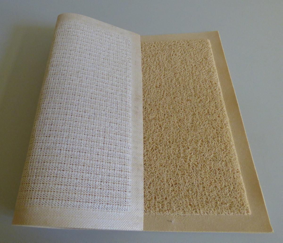 Fußbodenbelag, sog. PVC coil mat, Foto siehe Anlage,
- rechteckig, in den Abmessungen von laut Antrag 60 cm x 80 cm, 40 cm x 60 cm und
  60 cm x 90 cm,
- aus einem Vliesstoff aus Spinnstoffen, bestehend aus einer Wirrlage aus verfestigten synthetischen
  Monofilen (synthetischer Spinnstoff) mit einem Durchmesser von weniger als 1 mm, somit keine
  Ware der Position 3926,
- mit einer rutschfesten Unterseite aus einen mit kunststoffummantelten Gewirke versehen,
- ohne Hinweise auf Handarbeit,
- kennzeichnet sich insbesondere aufgrund seiner Widerstandsfähigkeit als Fußbodenbelag.

"Fußbodenbelag, anderer als in den Positionen 5701 bis 5704 genannte, aus synthetischen
 Spinnstoffen, nicht handgearbeitet"