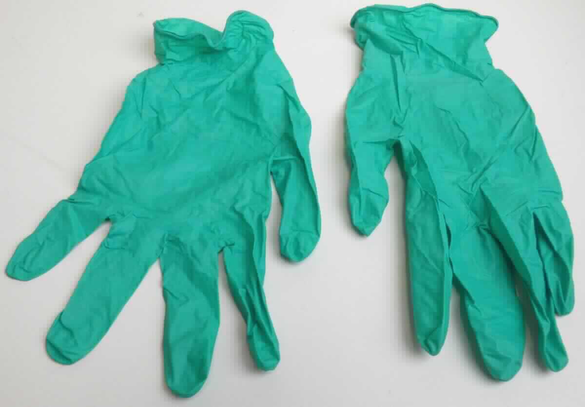 Bei der Ware handelt es sich den Angaben nach um nicht sterile Chemikalienschutz-Handschuhe in verschiedenen Größen aus Neopren. Die Laboruntersuchungen ergaben, dass grüne Handschuhe aus NBR vorliegen. 

Die Ware ist als anderer Fingerhandschuh aus Weichkautschuk in den TARIC-Code 4015 1900 00 des Zolltarifs einzureihen.