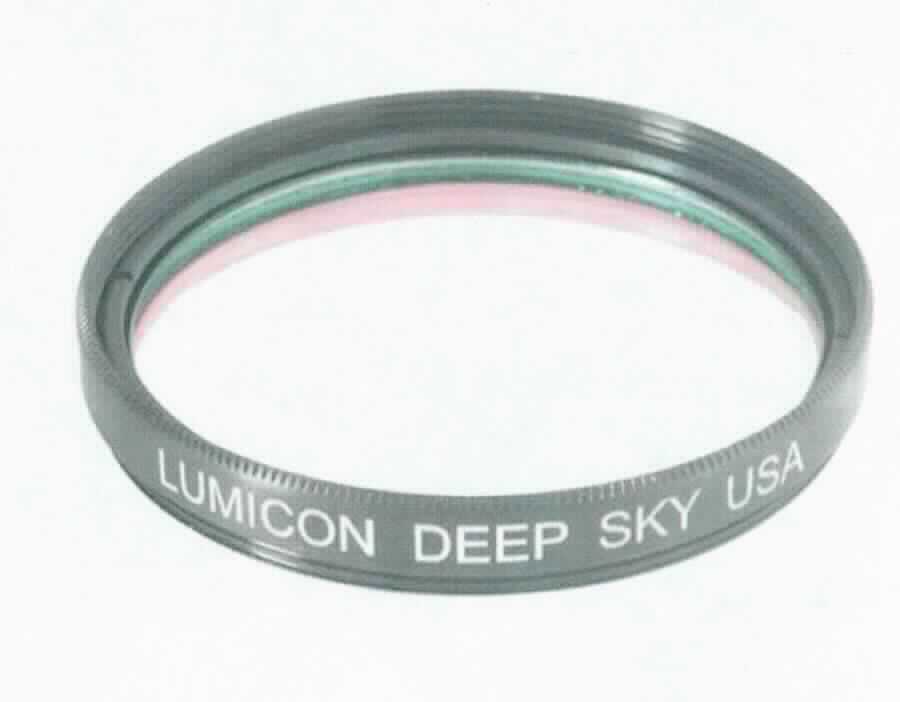 Optisches Element, sog. Lumicon Deep Sky Filter 2", Art. 6739 (ein Warenmuster wurde nicht vorgelegt; die Einreihung erfolgt anhand der Antragsangaben), Foto siehe Anlage,
- rundes, planparallel geschliffenes Element aus Glas,
- in der Masse gefärbt, geschliffen und poliert,
- in einem Ring aus Aluminium mit Gewinde gefasst,
- mit einem Durchmesser von 2 Zoll,
- zum Einsatz in astronomischen Teleskopen zur Dämpfung des Mondlichts,
- keine Einreihung in die Position 9002, weil der optische Effekt durch das Färben des Glases und nicht 
  durch das Schleifen und Polieren hervorgerufen wird.

"Optisches Element, aus Glas, keine Waren der Position 7015, nicht optisch bearbeitet, keine Glasware
für Signalvorrichtungen"