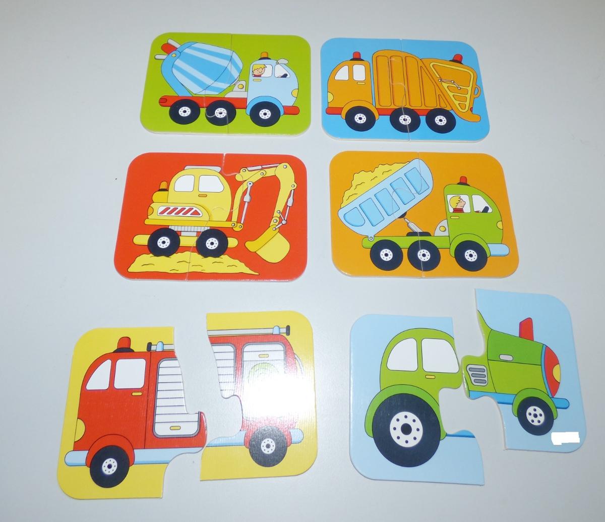 Spielzeug in Form von sechs Puzzlen, sog. "Artikel 57747 - Minipuzzle Fahrzeuge, Set"
- aus Holz gefertigt und auf der Oberseite mit bunt bedrucktem Papier (verschiedene Fahrzeugmotive) versehen
- die Puzzles bestehen aus zwei Teilen mit zackenförmigen Aussparungen an einer Seite
- dient der spielerischen Unterhaltung von Kindern
- ohne Hinweis auf Fertigung in Handarbeit
- in einem bunt bedruckten Pappkarton aufgemacht.

Auf Grund der Formgebung und des Umfangs bestimmt das Holz gegenüber dem Papier den Charakter des aus verschiedenen Stoffen bestehenden Puzzles.

Die Ware wird zolltariflich als "Puzzle, aus Holz, nicht handgearbeitet" eingereiht.