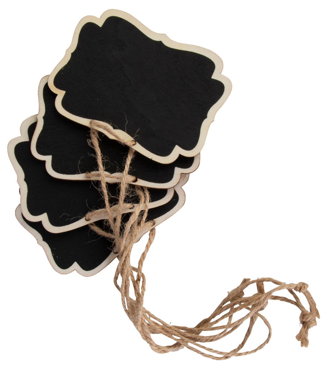 Es handelt sich bei den sog. „Dekotafeln, Art.-Nr. 334105“ um eine zusammengesetzte Ware, bestehend aus einer wiederbeschreibbaren Tafel aus Holz in schwarzer Farbe mit den Abmessungen 6 x 2 x 0,3 cm (B x H x T) und einem Spinnstoffband, welches durch zwei Bohrungen im Holz mit der Tafel verbunden ist. Die Ware ist dazu bestimmt, mit einem Kreidestift (kein Gegenstand der vZTA-Entscheidung) beschrieben zu werden.

Aufgrund der Bedeutung für die Verwendung und des äußeren Erscheinungsbildes bestimmt die Tafel den Charakter der zusammengesetzten Ware.

Das Erzeugnis wird als "Tafel zum Schreiben, auch gerahmt" eingereiht.