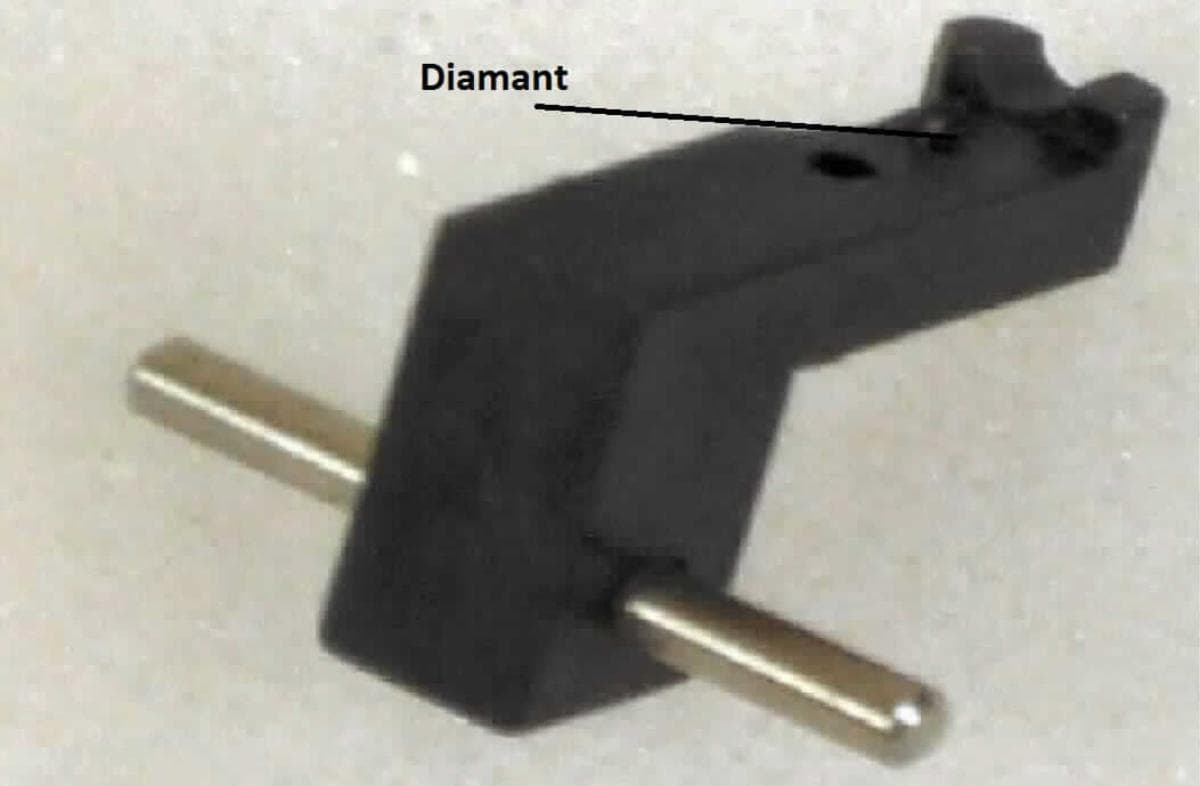 Es handelt sich um synthetisch hergestellte Diamanten, die entsprechend ihrer Verwendung geformt und geschliffen sind. Die Diamanten weisen eine Länge von etwa 1,4 mm und ein Gewicht von etwa 1 g auf. Sie werden in sog. Meißelhalter (nicht Gegenstand dieser vZTA) eingeklebt und finden ihre Verwendung in Glasfaserschneidgeräten (ebenfalls nicht Gegenstand dieser vZTA).
- Antragstellerangaben-

Abbildung siehe Anlage.

Derartige Erzeugnisse gehören als "synthetische Edel- oder Schmucksteine, auch bearbeitet oder einheitlich zusammengestellt, jedoch weder aufgereiht noch montiert oder gefasst, andere als in den Unterpositionen 7104 1000 bis 7104 2090 erfasst, Diamanten" zur Unterposition 7104 9010 der Kombinierten Nomenklatur.