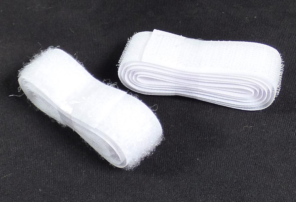 Klettbänder, sog. Klettband, Art. 352954, Foto siehe Anlage,
- als zweiteiliges Sortiment in einer Blisterpackung mit bedruckter Pappunterlage verpackt,
- als Meterware, jeweils mit einer Breite von ca. 2,5 cm und einer Länge von laut Antrag 1 m, 
- bestehend aus einem Hakenband (Samtgewebe mit Flor) und einem Flauschband
  (Schlingengewebe mit Flor), beide aus synthetischen Chemiefasern (laut Antrag Polyester und
  Nylon), 
- jeweils:
-- an den beiden Längsseiten mit unechten Webkanten, 
-- an den Schmalseiten lediglich geschnitten (nicht konfektioniert).

"Bänder, keine Waren der Position 5807, aus Samt bzw. aus Schlingengewebe nach Art der Frottier- 
 gewebe, aus Chemiefasern"