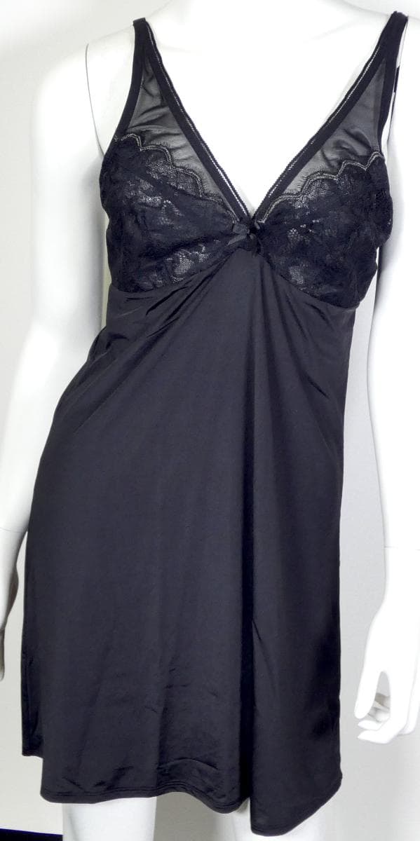 Unterkleid, Größe 38, Foto siehe Anlage,
- aus ca. 0﻿,﻿3 mm dicken, einfarbigen Gewirken; mit Büstenteilen aus netzartig durchbrochen 
  gearbeiteten Gewirken (nicht aus Tüll), teilweise verdeckt von musterbildend durchbrochen 
  gearbeiteten Gewirken (beides sog. Raschelspitzen); jeweils aus laut Antrag synthetischen 
  Chemiefasern,
- über den Schritt reichend (Rückenlänge: ca. 85 cm),
- mit schmalen, elastischen, längenverstellbaren Schulterträgern,
- mit einem V-förmigen Dekolleté, ohne Öffnung und ohne Verschluss,
- mit leicht konvex ausgearbeiteten Büstenteilen; aufgrund des Schnitts erkennbar Frauenkleidung,
- zwischen den Büstenteilen mit einer kleinen, aufgenähten, gewebten Wäscheschleife verziert,
- am unteren Rand durch Umschlagen und Festnähen gesäumt,
- kann nach seinen objektiven Merkmalen (Schnitt, Material und Ausstattung) unterschiedslos
  im Bett oder als Unterkleid (nicht jedoch als Kleid) getragen werden und ist daher nicht dazu
  bestimmt, ausschließlich oder im Wesentlichen als Nachtkleidung getragen zu werden, somit
  kein Nachthemd.

"Unterkleid, aus Gewirken, für Frauen, aus Chemiefasern"