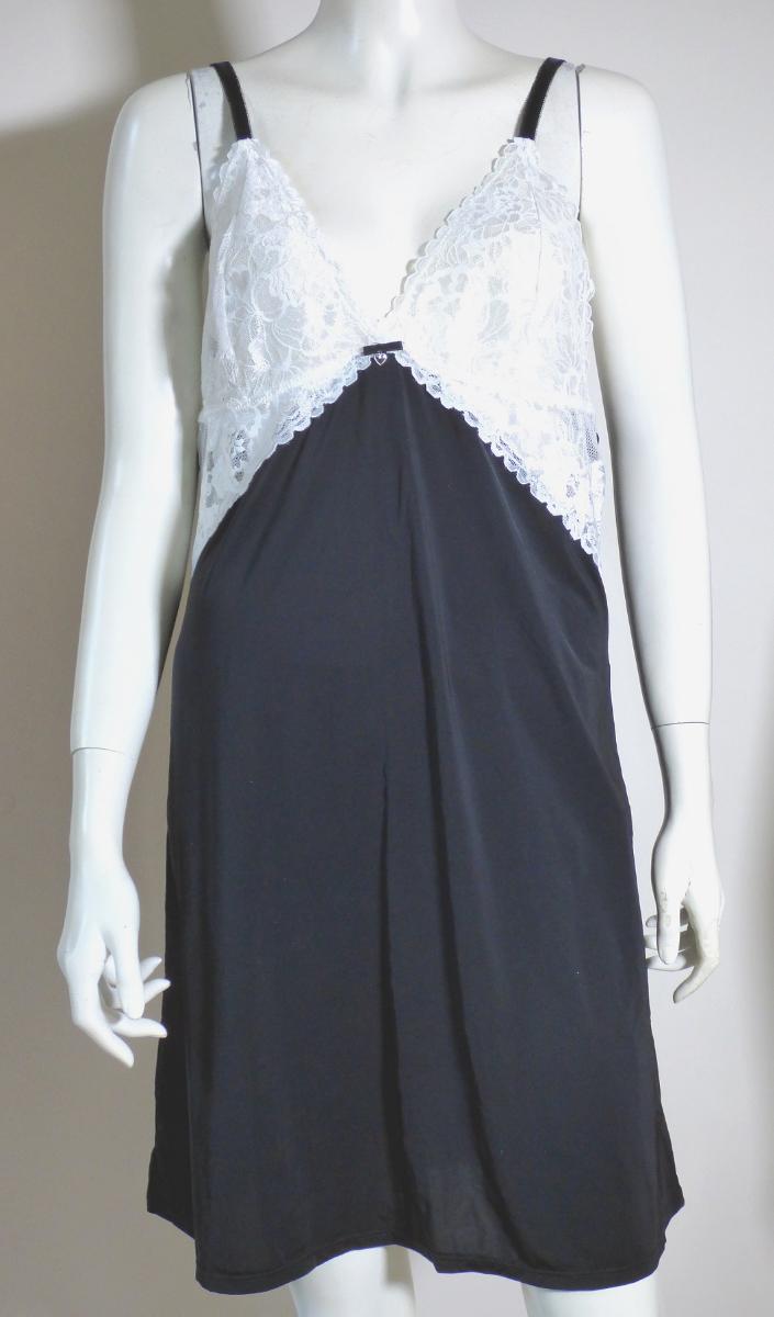 Unterkleid, sog. Negligée, in Größe 42, Foto siehe Anlage,
- kann nach seinen objektiven Merkmalen (Schnitt, Material und Ausstattung) unterschiedslos im
  Bett oder als Unterkleid (nicht jedoch als Kleid) getragen werden und ist daher nicht dazu bestimmt,
  ausschließlich oder im Wesentlichen als Nachtkleidung getragen zu werden, somit kein Nachthemd,
- aus ca. 0,4 mm dicken, einfarbigen Kettengewirken aus laut Antrag 90 % Polyamid und
  10 % Elasthan (beides Chemiefasern); vorn mit Einsätzen und leicht konvex ausgearbeiteten
  Büstenteilen aus ca. 0,6 mm dicken, musterbildend durchbrochenen Gewirken (sog. Raschelspitze)
  aus laut Antrag 62 % Polyamid, 7 % Elasthan und 31 % Baumwolle,
- über den halben Oberschenkel reichend (Rückenlänge: ca. 90 cm),
- mit ca. 1,3 cm breiten, elastischen, verstellbaren Schulterträgern,
- mit einem V-förmigen Dekolleté, ohne Öffnung und ohne Verschluss,
- aufgrund des Schnitts erkennbar Frauenkleidung,
- zwischen den Büstenteilen mit einer kleinen, aufgenähten, gewebten Wäscheschleife und einem
  kleinen Herz aus augenscheinlich unedlem Metall verziert,
- am unteren Rand durch Umschlagen und Festnähen gesäumt.

"Unterkleid, aus Gewirken, für Frauen, aus Chemiefasern"