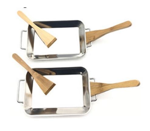 Es handelt sich um nahezu rechteckige Schalen aus nicht rostendem Stahl, die an den Schmalseiten jeweils mit einem Bügel versehen sind. Die Erzeugnisse dienen als Grillpfännchen, sind zu zwei Stück gemeinsam mit vier annähernd trapezförmigen, abnehmbaren Griffen/Schabern aus Holz (Bambus) für den Einzelverkauf aufgemacht und werden im Haushalt zum Grillen von Gemüse und anderem Grillgut (Speisen) verwendet. 
- Antragstellerangaben - 

Der Charakter der aus verschiedenen Stoffen zusammengesetzten Grillpfännchen wird aufgrund des Umfangs und der Bedeutung für die Verwendung durch den Stahl bestimmt. 

Abbildung siehe Anlage. 

Derartige Erzeugnisse gehören als "andere Haushaltsartikel aus nicht rostendem Stahl" zur Codenummer 7323 9300 90 0 des Zolltarifs.