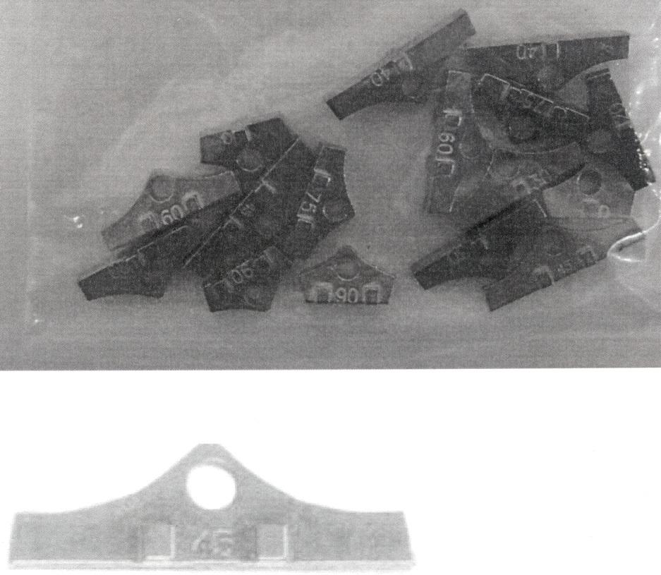 Sog. Keileset-Standard, bestehend aus einer Zusammenstellung von 16 keilförmigen Vorrichtungen aus Zinkdruckguss, welche zwischen 15 bis 30 mm lang und mit eingeprägter Winkelgradzahl (0, 20, 30, 40, 45, 60, 75, 90) sowie zentraler Lochung versehen sind.
Äußere Form: Siehe Abbildung in der Anlage. 
Die Keile sind zum Einsetzen in Kniegelenk-Orthesen (nicht Gegenstand dieser vZTA-Entscheidung) vorgesehen, um den Bewegungsrahmen des Kniegelenks in Beugung und Streckung zu begrenzen. Die Keile sind in einem mit der Artikelnummer etikettierten PE-Beutel verpackt.

Die Ware wird als "Teil, erkennbar hauptsächlich bestimmt für orthopädische Vorrichtungen für Menschen" eingereiht.