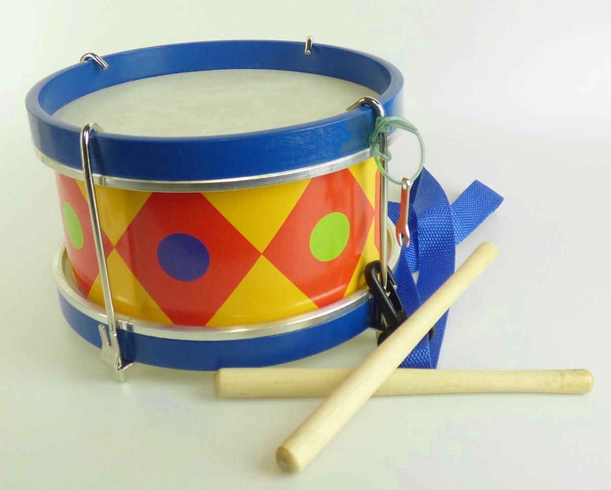 Bei der als "Trommel, Art. 61982" bezeichneten Ware handelt  es sich um ein Spielzeug in Form eines Musikspielzeuginstruments
- eine Nachbildung einer Trommel darstellend,
- mit einem Durchmesser von ca. 22 cm und eine Höhe von ca. 15 cm,
- mit einem Korpus aus lackiertem Holz und einer Membran aus Polyethylen (somit kein
  Musikinstrument der Position 9206),
- mit vier Schraubrädchen (Snare) zum Einstellen der Tonlage ausgestattet,
- mit einem abnehmbaren, längenverstellbaren Trageriemen aus Spinnstoffen,
- mit zwei ca. 20 cm langen Trommelstöcken aus Holz,
- ohne Hinweise auf eine Fertigung in Handarbeit,
- dient der spielerischen Unterhaltung von Kindern,
- gemeinsam mit einem Spannschlüssel aus unedlem Metall zum Spannen der Snare als
  Warenzusammenstellung in einem bunt bedruckten Karton verpackt.

Derartige Erzeugnisse werden zolltarifrechtlich als "Musikspielzeuginstrument, nicht aus Holz handgearbeitet" eingereiht.