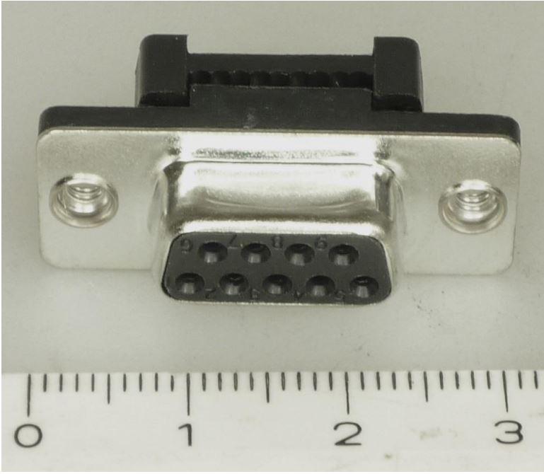 D-Sub-Steckverbinderbuchse, im Wesentlichen bestehend aus einem spezifisch geformten, mit Metall ummantelten Kunststoffgehäuse mit einem 9-poligen D-Sub-Buchsensteckverbinder auf der Vorderseite und der entsprechenden Anzahl Schneidklemmkontakten auf der Rückseite. Das Erzeugnis ist für eine Spannung von weniger als 1000 V ausgelegt. Es stellt eine elektrische Verbindung durch das Einstecken des entsprechenden Gegenstückes (male) nach der Montage eines Flachbandkabels her.

Die Ware wird als "elektrisches Gerät zum Verbinden von elektrischen Stromkreisen, für eine Spannung von 1000 V oder weniger, Steckvorrichtung, nicht für Koaxialkabel, gedruckte Schaltungen oder bestimmte Luftfahrzeuge, nicht von den TARIC-Codes 8536 6990 51 bis 8536 6990 86 erfasst" eingereiht.

Anlage: 1 Abbildung
