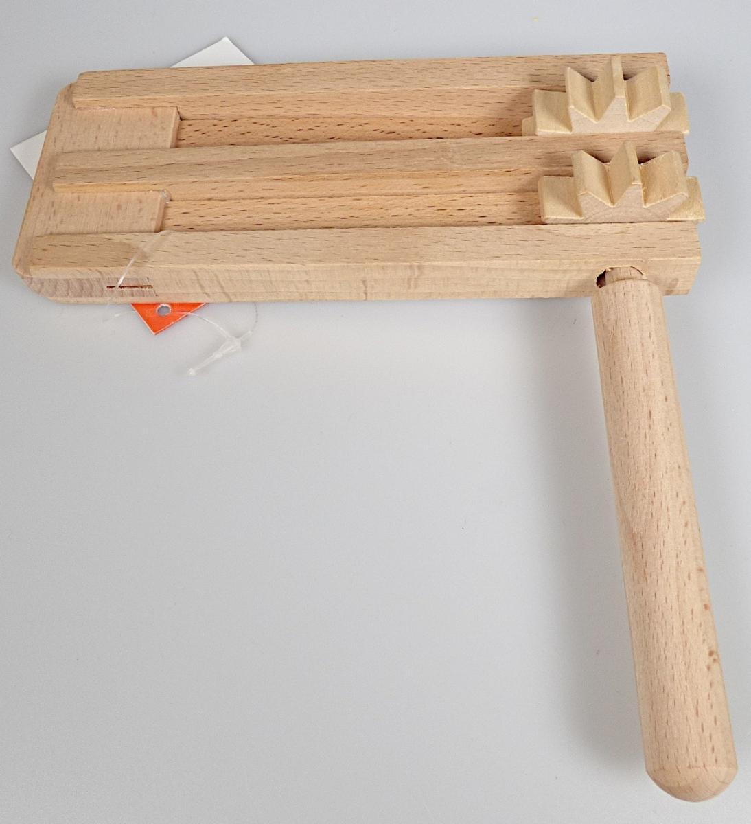 Es handelt sich um eine ca. 15 cm große Doppelratsche (Knarre), Artikel-Nr. 61891, bestehend aus einem Holzrahmen mit zwei eingearbeiteten Holzfederblättern, der an einer ca. 15,5 cm langen Achse in Form eines Holzstabes mit zwei feststehenden Zahnrädern befestigt ist. Durch Drehen der Ratsche berühren die Federblätter die Zahnräder und erzeugen dabei je nach Stärke ein lautes, knatterndes Geräusch, das entsprechend der Drehgeschwindigkeit im Takt leicht veränderbar ist.

Das Erzeugnis dient dem Erzeugen von Tönen und als Fanartikel zum Anfeuern bei Sportveranstaltungen und anderen Events.

Die Ware ist als "anderes in Kapitel 92 anderweit nicht erfasstes Musikinstrument, sog. Doppelratsche aus Holz" einzureihen.