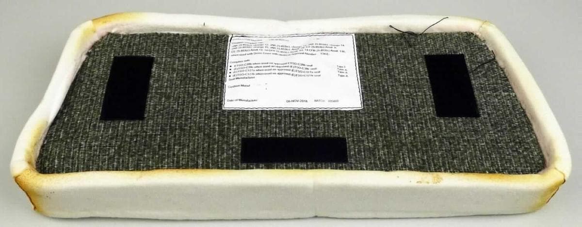 Es handelt sich bei dem sog. "Schaumteil für Kopfstütze" um ein rückseitig mit drei Klettverschlüssen versehenes,  speziell geformtes und mit Spinnstoff überzogenesTeil aus Schaumstoff für eine Kopfstütze eines Fluggastsitzes und wird nach Anbringen an die feste Struktur der Kopfstütze integraler Bestandteil eines Fluggastsitzes (keine Gegenstände der vZTA-Entscheidung), der im Anschluss noch bezogen wird. 

Das Erzeugnis ist als "erkennbares Teil eines Sitzmöbels, von der für Luftfahrzeuge verwendeten Art, ihrer Beschaffenheit nach für Fluggäste vorgesehen" einzureihen.

Anlage: 1 Abbildung