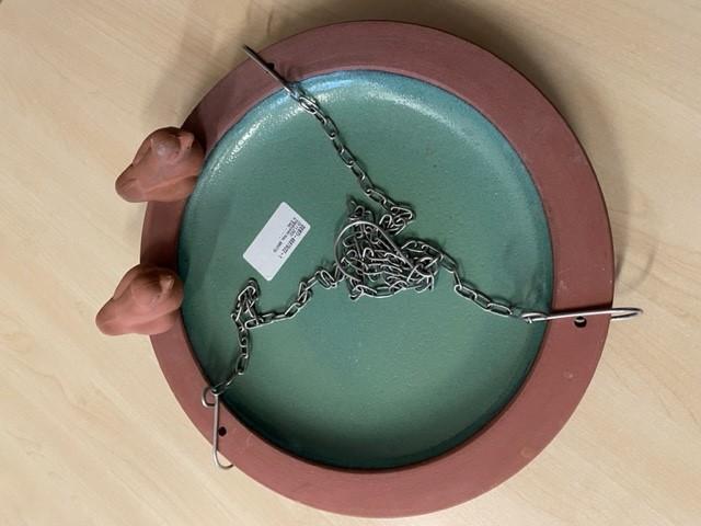 Andere keramische Ware, sog. Vogeltränke blau, Artikel 8854719, Foto siehe Anlage,
- in Form einer schalenartigen, runden Tränke für Vögel, mit einem hochgezogenen Rand;
  auf der Innenseite grün glasiert, 
- - mit zwei am oberen Rand aufgesetzten Vögeln verziert,
- keramisches Erzeugnis, nach der Formgebung gebrannt, tonmineralhaltiges Material
  enthaltend,
- lt. ergänzenden Antragsangaben nicht handgearbeitet; aus anderer Keramik als Porzellan,
- in den Abmessungen: ca. 34,5 cm (Durchmesser) x 4,5 cm (Höhe),
- am äußeren Rand mit drei Löchern, an denen eine Kette mit einem Haken (beides aus
  unedlem Metall) als Aufhängevorrichtung befestigt ist (nicht charakterbestimmend),
- stellt sich als Gebrauchsgegenstand für den Garten (Vogeltränke) dar, somit keine Einreihung
  als Ziergegenstand in die Position 6913.

"Andere keramische Ware (Vogeltränke), andere als aus Porzellan, nicht handgearbeitet"