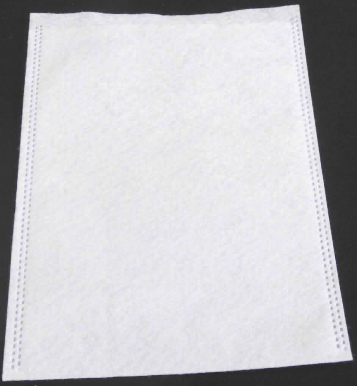 Waschhandschuhe, sog. Einmalhandschuh, Foto siehe Anlage,
- laut Antrag 50 Stück in einem Polybeutel verpackt,
- in nahezu rechteckiger Form, mit den Abmessungen von laut Antrag (L x B): 22,5 cm x 15 cm,
- aus einfarbigen Vliesstoffen der Position 5603 aus laut Antrag Polyester (synthetische Chemiefasern),
- an einer Schmalseite offen, an der anderen umgeschlagen und an beiden Längsseiten zusammengeschweißt
  (somit konfektioniert),
- wird zur Körperpflege verwendet.

"Wäsche zur Körperpflege (Waschhandschuh), aus Spinnstoffen, aus Chemiefasern, aus Vliesstoffen"