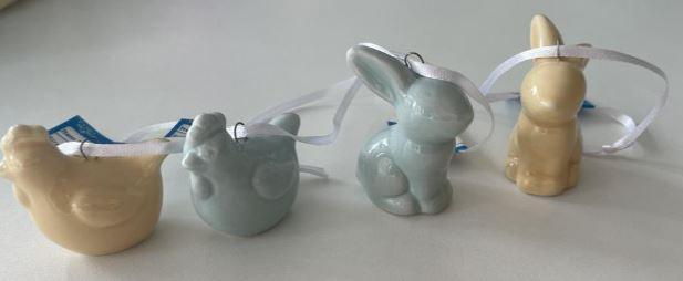 Andere keramische Ziergegenstände, sog. Österliche Anhänger Hase und Huhn -
WEPA-Artikelnummer 801536, Foto siehe Anlage,
- in Form eines 2-teiligen Sets (Figuren in unterschiedlichen Farben),
- innen hohle, glasierte, sitzende Hasen- und Huhnfiguren,
- mit einer Öse aus unedlem Metall und einem Band aus Spinnstoffen als Aufhängeschlaufe versehen,
- keramische Erzeugnisse, nach der Formgebung gebrannt, tonmineralhaltiges Material enthaltend,
- lt. Antrag aus Steingut,
- ohne Hinweise auf Handarbeit,
- aufgrund der neutralen Form und des fehlenden erkennbaren Bezugs zu einem bestimmten Fest
  keine Festartikel im Sinne der Position 9405,

"Andere keramische Ziergegenstände, aus Steingut nicht handgearbeitet"