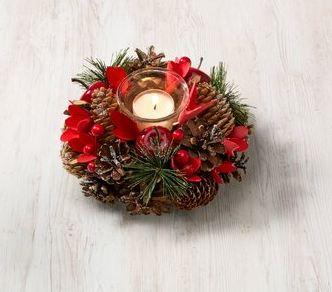 Adventsgesteck (Abbildung siehe Anlage)
- den Kränzen ähnliches Gesteck aus 16 getrockneten Pflanzenteilen (Zapfen),
  4 getrockneten Zweigstücken, 12 Holzblumen, 3 künstlichen Äpfeln, 2 Bündel
  künstlicher Beeren, 3 künstlichen Nadelzweigen und einem mittig eingestellten
  Glasgefäß (ohne Vorrichtung zur Aufnahme einer Kerze, Teelicht, kein
  Beleuchtungskörper der Pos. 9405), auf einer Unterlage aus Styropor (Zutat)
  arrangiert (geklebt),
- wird üblicherweise vom Blumenhandel zur Zierzwecken geliefert.

Der Charakter der zusammengesetzten Ware wird bezüglich der Menge und des
Umfangs durch die getrockneten Pflanzenteile und Zweigstücke bestimmt.

"Den Kränzen ähnliches Gesteck aus Zweigen und anderen Pflanzenteilen,
ohne Blüten und Blütenknospen, zu Binde- oder Zierzwecken, nicht frisch,
keine Moose und Flechten, weitergehend bearbeitet als nur getrocknet, mit
Zutat aus anderen Stoffen (zusammengesetzte Ware aus getrockneten Pflanzen-
teilen und Zweigstücken -charakterbestimmend-, Holzblumen, künstlichen
Äpfeln, Beeren und Zweigen sowie Glasgefäß)"