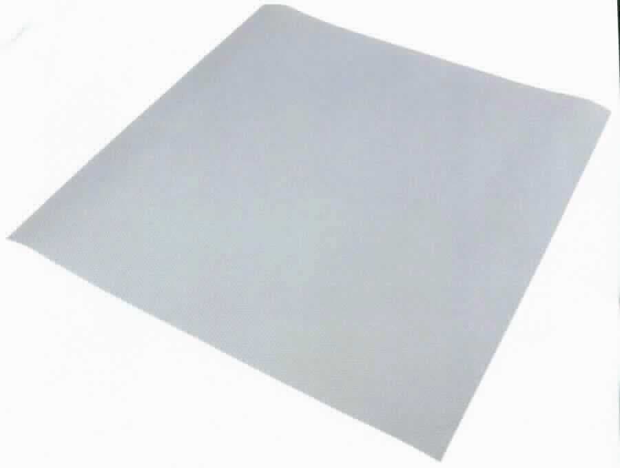 Angaben des Antragstellers:
Antirutschmatte

Feststellungen an einem Warenmuster:
Graue Antirutschmatte mit einer Länge von ca. 68 cm und einer Breite von ca. 47 cm. Die Matte ist auf der Schauseite mit einem Karomuster geprägt, die Unterseite ist im Wesentlichen glatt. Nach den durchgeführten Untersuchungen besteht die Matte aus einem Weichkautschuk.

Befund:
Es handelt sich um eine Platte bzw. ein Blatt aus Weichkautschuk der Unterposition (KN) 4008 2190.