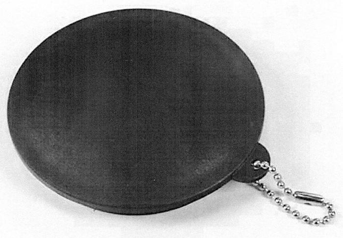 Nach den Angaben der Antragstellerin handelt es sich um einen schwarzen Deckel aus formgepressten Kunststoffen im Sinne der Anmerkung 1 zu Kapitel 39.
Das Erzeugnis (Ø ca. 71 mm) ist mit einem integrierten Dichtungsring und am Rand mit einer Metallkette zur Befestigung versehen.

Die Ware dient dem luftdichten Verschließen einer Edelstahltasse (nicht Gegenstand der vZTA) und wird zolltarifrechtlich als "Stöpsel, Deckel, Kapseln und andere Verschlüsse aus Kunststoffen, andere als Verschluss- oder Flaschenkapseln" eingereiht.