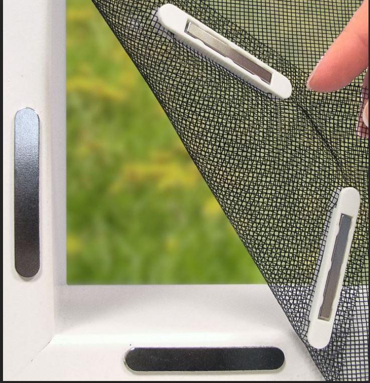 Magnet-Set für Moskito-Netze (Abbildung siehe Anlage),
- bestehend aus einem Set aus je zwölf Verschlussstücken aus Kunststoff, ovalen Magnetscheiben
  aus einer Neodym enthaltenden Metalllegierung eingebettet in eine Kunststoffhalterung und 
  Metallplättchen mit Kleberückseite,
- zur Befestigung eines Fliegennetzes am Fensterrahmen.
Der Dauermagnet bestimmt den Charakter des Ganzen.

"Dauermagnet aus Metall, Neodym enthaltend, nicht von den TARIC-Codes 8505 1110 10 bis
 8505 1110 78 erfasst (zusammengesetzte Ware aus charakterbestimmenden Dauermagneten
 in einer Kunststoffhalterung, Verschlussstück aus Kunststoff und einer Metallplatte mit Klebefläche)"