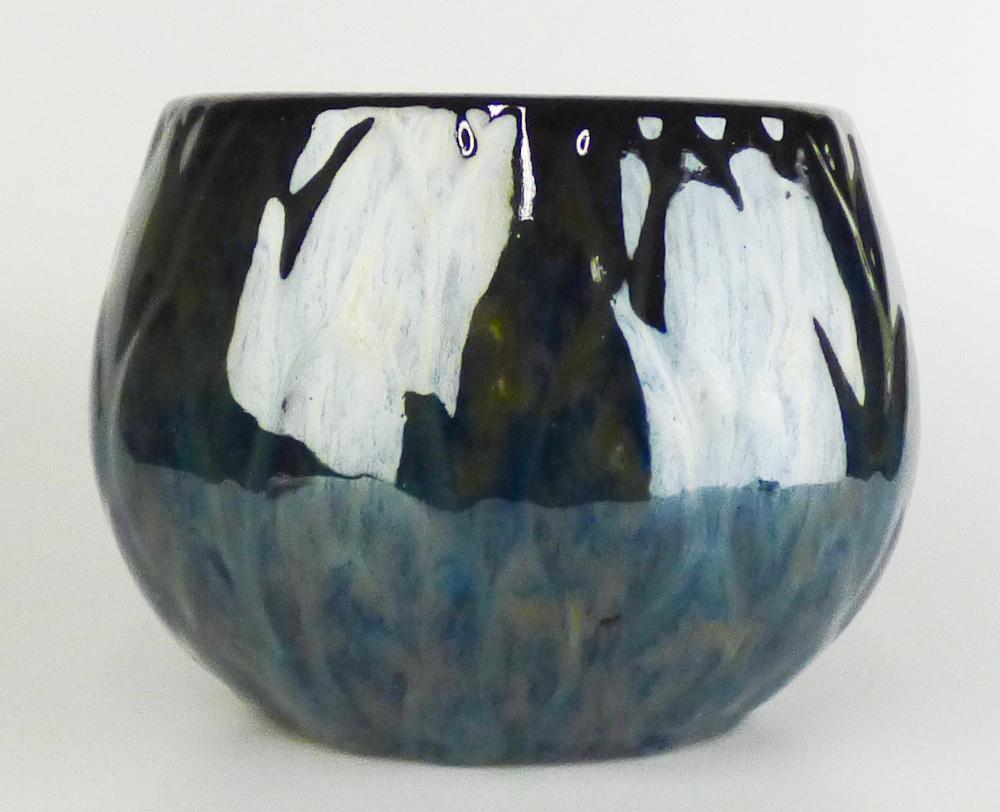 Andere keramische Ware, sog. Pflanzgefäß Lotus Bowl, Art. 7846488, 7847152, 8677361, 8677367,
Foto siehe Anlage,
- außen glasierter, mit abstrakten Motiven versehener, bauchiger Pflanztopf,
- in den Abmessungen: 17 cm (Durchmesser) x 13,5 cm (Höhe),
- mit einem Loch im Boden,
- keramisches Erzeugnis, nach der Formgebung gebrannt, tonmineralhaltiges Material enthaltend,
- lt. Antrag aus feinen Erden,
- das Loch im Boden bestimmt den Gebrauchswert der Ware als Pflanztopf, somit kein keramischer
  Ziergegenstand im Sinne der Position 6913.

"Andere keramische Ware (Pflanztopf), nicht aus Porzellan oder aus gewöhnlichem Ton,
andere als in den Unterpositionen 6914 9000 20 und 6914 9000 30 genannte"