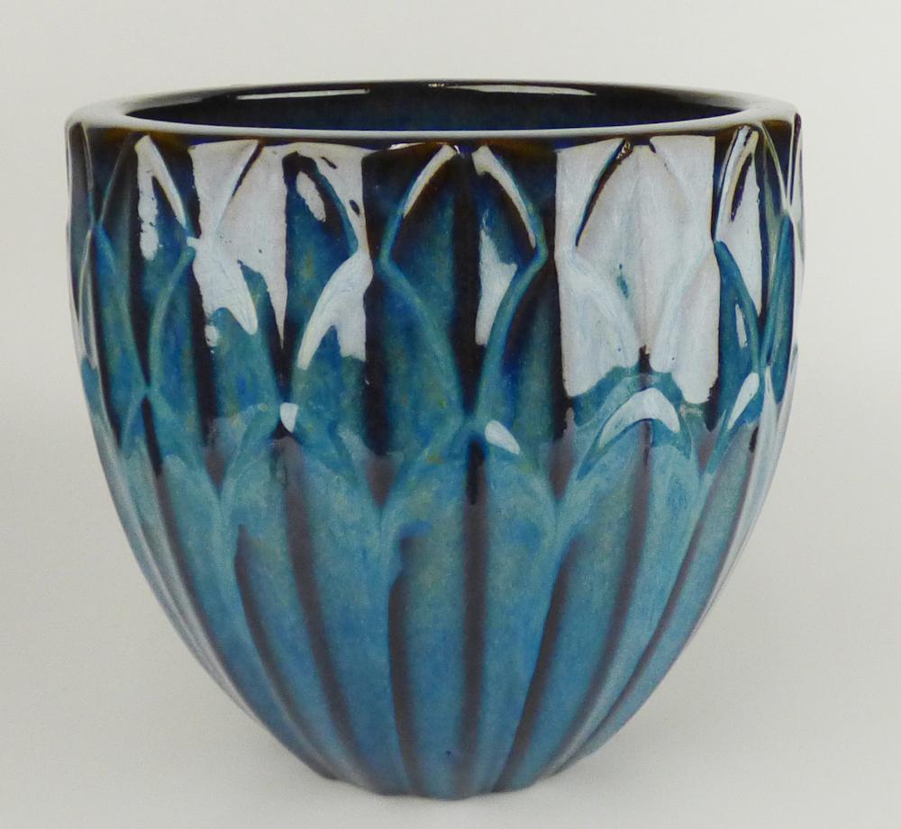 Andere keramische Ware, sog. Pflanzgefäß Lotus Topf, Art. 7846488, 8678373, 8676878, 7846484,
Foto siehe Anlage,
- außen glasierter, mit abstrakten Motiven versehener, bauchiger Pflanztopf,
- in den Abmessungen: 20 cm (Durchmesser) x 20 cm (Höhe),
- mit einem Loch im Boden,
- keramisches Erzeugnis, nach der Formgebung gebrannt, tonmineralhaltiges Material enthaltend,
- lt. Antrag aus feinen Erden,
- das Loch im Boden bestimmt den Gebrauchswert der Ware als Pflanztopf, somit kein keramischer
  Ziergegenstand im Sinne der Position 6913.

"Andere keramische Ware (Pflanztopf), nicht aus Porzellan oder aus gewöhnlichem Ton,
andere als in den Unterpositionen 6914 9000 20 und 6914 9000 30 genannte"