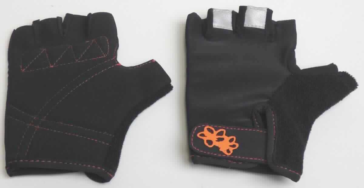 Handschuhe, sog. Kinder Fahrradhandschuh, Foto siehe Anlage,
- als Fünffingerhandschuhe ohne Fingerspitzen gearbeitet,
- alle Flächenerzeugnisse aus laut Antrag 100 % synthetischen Chemiefasern,
- laut Untersuchungsergebnis:
-- mit einer Handinnenseite sowie zwischen Daumen und Zeigefinger mit einem Zuschnitt aus beidseitig gerauten, 
   mit Kunststoff getränkten Gewirken (Meterware der Position 5903),
-- mit einem Handrücken und Fingerzwischenräumen aus glatten Gewirken sowie einem Daumenrücken aus 
   Schlingengewirken (Meterware des Kapitels 60),
-- an Ring- und Mittelfinger jeweils mit einem angenähten Zuschnitt aus mit Mikrokugeln überzogenen, reflek-
   tierenden Geweben als Ausziehhilfe,
- im Bereich der Handinnenseite teilweise gepolstert,
- am unteren Rand mit einem ca. 3 cm hochreichenden Seitenschlitz und einem Klettverschlussriegel ausgestattet;
  an den Rändern mit einer schmalen Einfassung aus Gewirken versehen,
- hinsichtlich des Umfangs sind die Gewirke der Position 5903 und die Gewirke des Kapitels 60 als annähernd 
  gleichbedeutend anzusehen, im Hinblick auf die Verwendung als Fahrradhandschuh sind jedoch die die Hand-
  innenseite bildenden Gewirke der Position 5903 charakterbestimmend; somit keine Ware der Unterposition (KN)
  6116 9300.

"Handschuhe ohne Fingerspitzen, aus Gewirken, mit Kunststoff getränkt"