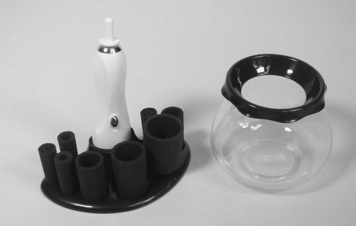 Sog. Kosmetikpinsel-Reiniger (Abbildung siehe Anlage),
- aus einem zylinderförmigen Gehäuse (Länge: 14 mm, Durchmesser: 28 mm) mit einem 
  eingebauten Gleichstrommotor (3,0 V) mit Steuerelektronik, einem Ein-/Ausschalter, am 
  hinteren Ende mit einem Batteriefach zur Aufnahme von zwei AAA-Batterien, am vorderen 
  Ende mit einer herausragenden sechseckigen Welle (Durchmesser: 6,5 mm, Länge: 19 mm), 
- mit einem Gewicht von weniger als 20 kg,
- üblicherweise zur Verwendung im Haushalt zum Reinigen von Kosmetikpinseln durch 
  kontinuierliches, mechanisches Drehen, 
- zusammen mit einer Reinigungsschüssel, acht elastischen Aufsätzen, zwei AAA-Batterien, 
  Aufbewahrungsständer und Bedienungsanleitung (Beipack) in einer gemeinsamen 
  Verkaufsumschließung.
Der Kosmetikpinsel-Reiniger bestimmt den Charakter des Ganzen.

"Elektromechanisches Haushaltsgerät mit eingebautem Elektromotor, kein Staubsauger der 
 Position 8508, kein Lebensmittelzerkleinerungs- und -mischgerät oder Frucht- und Gemüsepresse, 
 Elektrischer Kosmetikpinsel-Reiniger mit einem Gewicht von weniger als 20 kg, in Waren-
 zusammenstellung in Aufmachung für den Einzelverkauf mit nicht charakterbestimmendem
 Beipack"