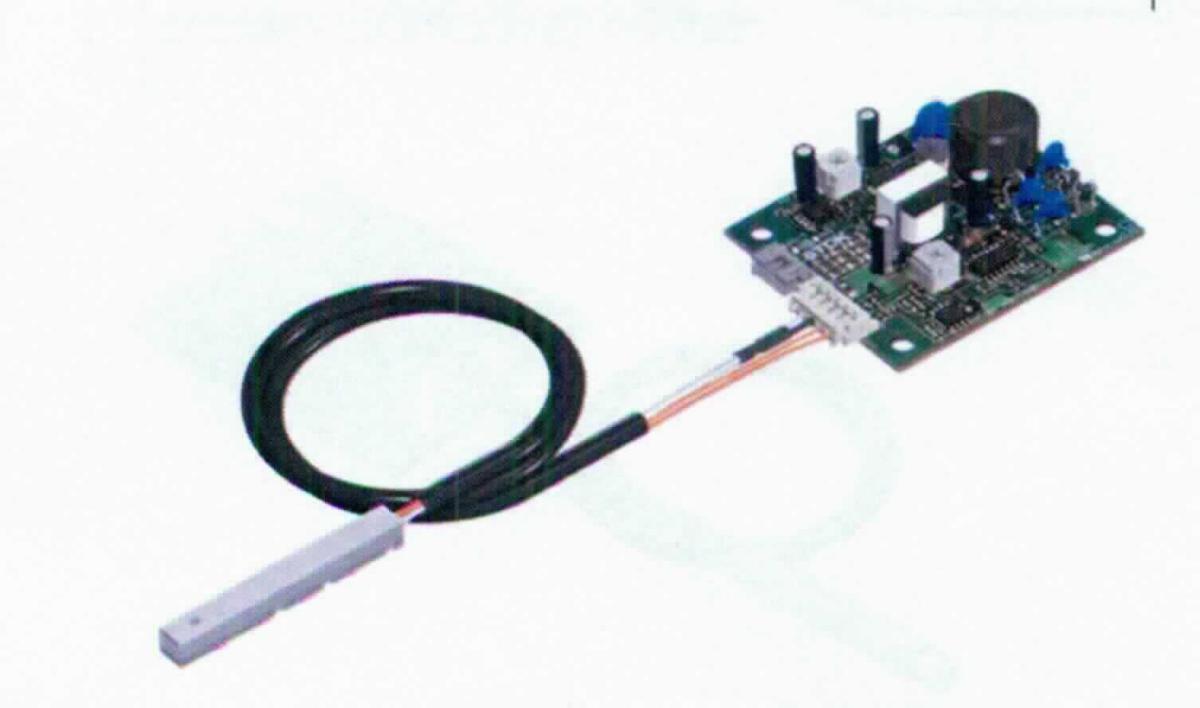 Sog. Oberflächenpotentialsensoren (Surface Potential Sensors) in verschiedenen Ausführungen, im Wesentlichen bestehend aus einer Leiterplatte mit elektrischen und elektronischen Bauelementen, an die ein Anschlusskabel mit einer Sonde angeschlossen ist (zur äußeren Form: siehe exemplarische Abbildung in der Anlage). 
In der Sonde, die unmittelbar an der lichtempfindlichen Bildtrommeloberfläche eines Vervielfältigungsgeräts angebracht ist, ist ein piezoelektrisches Element enthalten. Mit diesem wird das elektrische Oberflächenpotential der Bildtrommel im Bereich von - 1.000 bis 1.000 V während des Vervielfältigungsprozess detektiert und die gemessenen Werte werden als proportionales elektrisches Signal an eine übergeordnete Einheit (nicht Gegenstand dieser vZTA-Entscheidung) weitergeleitet.
Die Ware ist dazu bestimmt, in Farbkopierer, Laserdrucker oder ähnliche Geräte eingebaut zu werden und dient der Überwachung der Bildtrommel und damit der Sicherung der Druckqualität. 
Das Gerät wird als "Gerät zum Messen elektrischer Größen (Spannung), anderes als von Unterposition (HS) 9030 10 bis 9030 20 erfasst, kein Multimeter, ohne Registriervorrichtung, nicht zur Widerstandsmessung" eingereiht.