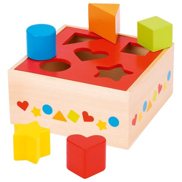 Bei der als „Artikel 58580 - Sort Box, basic“ bezeichneten Ware handelt es sich um ein Spielzeug mit verschiedenen Funktionen, bestehend aus:
­- einer Holzbox,
- - in den Abmessungen von ca. 16 cm x 7,5 cm x 16 cm (B x H x T),
- - auf der Oberseite mit einem abnehmbaren Deckel mit fünf ausgestanzten 
    Formen (Kreis, Dreieck, Herz, Quadrat, Stern),
- - an den Seiten mit den genannten Formen bemalt,
- fünf Bauklötzen aus Holz,
- - in verschiedenen Farben und Formen (Zylinder, Dreieck, Herz, Quadrat, Stern)
- - passgenau zu den Löchern auf dem Deckel gearbeitet und maximal 4 cm hoch,
- ohne Hinweis auf Fertigung in Handarbeit,
- dient der spielerischen Unterhaltung von Kindern,
- gemeinsam in einer bedruckten Pappschachtel verpackt.

Die Bauklötze können aufeinandergestapelt und somit sinnvoll alleine als Baukastenspielzeug bespielt werden. Ebenso können die Bauklötze in der Art eines Puzzles durch die Löcher des Deckels gesteckt werden. Da die Ware gleichermaßen als Baukastenspielzeug sowie als Puzzle verwendet werden kann, ist sie in die zuletzt genannte in Betracht kommende Unterposition (KN) einzureihen.

Derartige Erzeugnisse werden zolltarifrechtlich als "Puzzle, aus Holz, nicht handgearbeitet" eingereiht.