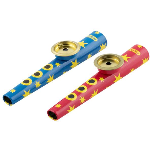Bei dem sog. Kazoo, Art.-Nr. 14173 handelt es sich um ein ca. 13 cm langes, leicht rechteckiges Metallröhrchen, das zum Ende hin spitz zuläuft und offen ist. Es ist auf der Oberseite mit einem Halter ausgestattet unter dem eine Membran lose aufliegt. Durch Ansprechen, Ansingen oder Hineinsummen wird die Membran zum Schwingen gebracht. Dadurch wird ein quäkender, nasaler Klang erzeugt.

Die in einem Pappkarton mit Sichtfenster verpackte Ware ist als "anderes in diesem Kapitel anderweit nicht erfasstes Musikinstrument, Kazoo" einzureihen.