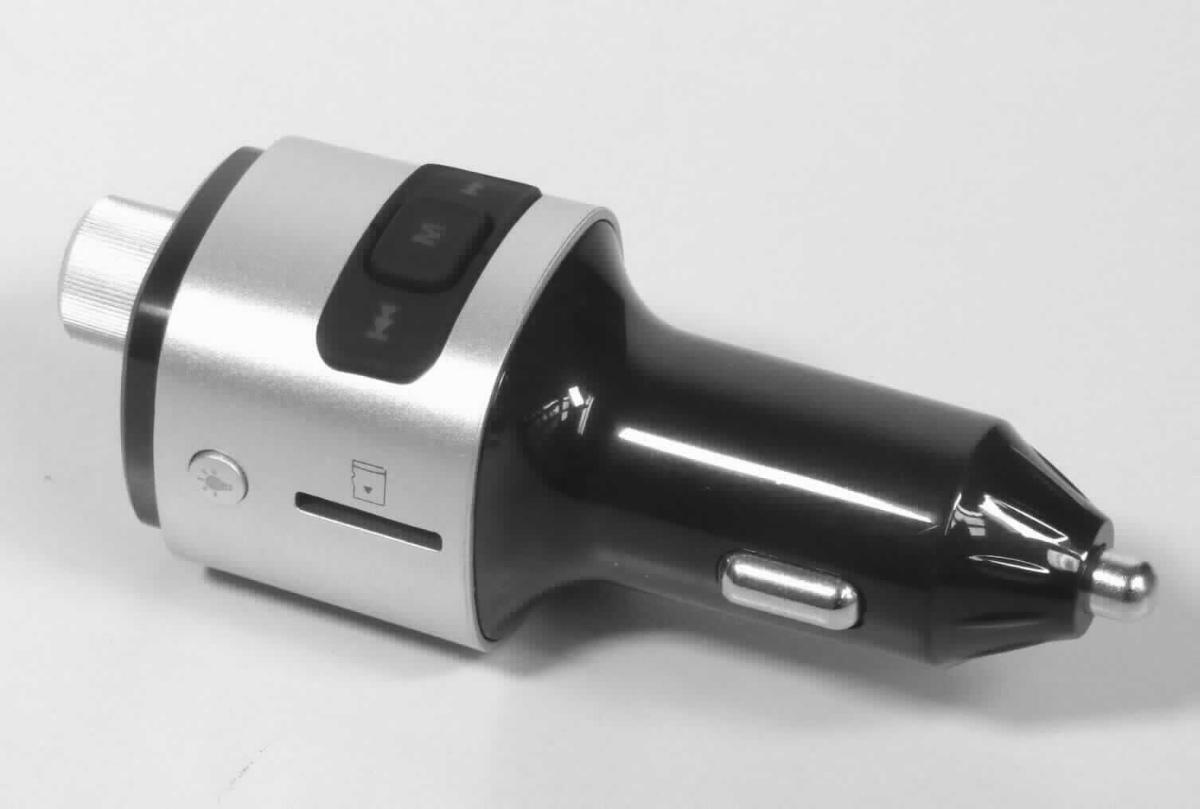 Kfz-FM-Transmitter (Abbildung siehe Anlage)
- aus einer Funksendeeinheit (FM-Transmitter), Audiosignalelektronik mit MPEG-Decoder, 
  Bluetooth-Modul, Mikrofon, LEDs und Stromwandler in einem Gehäuse mit LCD-Anzeige, 
  Bedienelementen (u.a. für Musiksteuerung, Rufannahme, -ablehnung), Speicherkarten-
  schacht, USB-Schnittstellen und Anschlussstecker für Zigarettenanzünder 
  eines Kraftfahrzeuges,
- zum drahtlosen Senden von Audiosignalen auf einer einstellbaren UKW-Rundfunkfrequenz 
  an ein Rundfunkempfangsgerät, zur Wiedergabe von Audiodateien von USB-Speichermedien 
  und Speicherkarten, zum Empfangen, Konvertieren und Senden von drahtlosen Signalen im 
  Bluetooth-Standard inklusive dem drahtlosen Telefonieren mit Mobiltelefonen - ohne kennzeich-
  nende Haupttätigkeit -, mit Spracherkennung und Effektbeleuchtung des Gerätes sowie 
  zum Aufladen von Akkumulatoren angeschlossener USB-Geräte,
- in einer Blisterverpackung und einer bedruckten Verkaufsumschließung.

"Sendegerät für den Rundfunk mit eingebautem Tonwiedergabegerät - Kfz-FM-Trans-
 mitter (Kombination aus Rundfunksendegerät und Apparat für die Kommunikation in 
 einem drahtlosen Netzwerk - ohne kennzeichnende Haupttätigkeit - zusammengesetzt
 mit nicht charakterbestimmendem Stromrichter)"