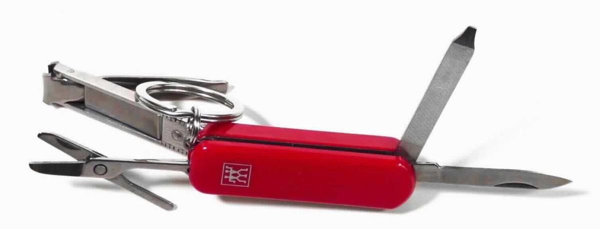 "Nail Multitool";
aus verschiedenen Bestandteilen zusammengesetzte Ware, bestehend aus,

- einem Klappmesser (Taschenmesser) mit schneidender Klinge (charakterbestimmend), das 
  gemeinsam unlösbar mit einem Nagelknipser, einer Nagelfeile und einer Schere, jeweils 
  aus unedlem Metall, in einem annähernd quaderförmigen Gehäuse mit Griffschalen aus 
  Kunststoff eingesetzt ist

- einem Schlüsselring aus unedlem Metall, welcher mittels eines kleineren Rings, ebenfalls
  aus unedlem Metall, an dem Gehäuse angebracht ist

- Abmessungen zusammengeklappt und ohne Schlüsselring: ca. 55 x 15 x 13 mm

- in Kunststofffolie verpackt und in einem bedruckten Pappkarton eingelegt

Abbildung siehe Anlage.

Derartige Erzeugnisse gehören als "Messer mit schneidender, nicht feststehender Klinge aus 
unedlem Metall, kein Messer der Pos. 8208" zum TARIC-Code 8211 9300 00.