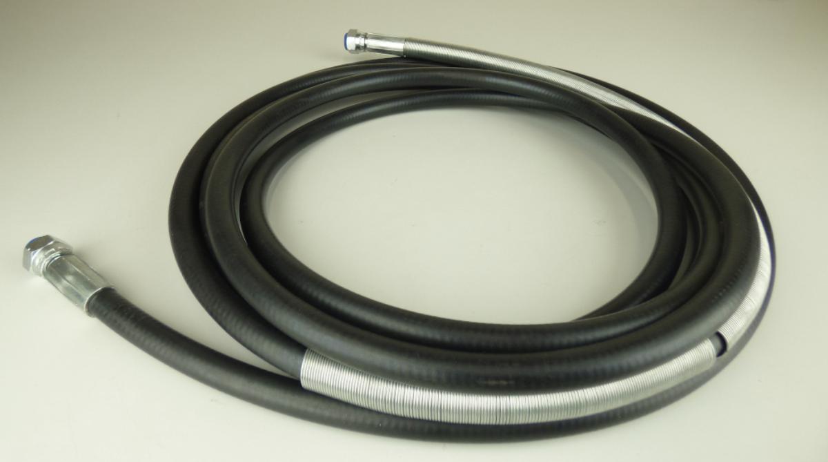 Angaben des Antragstellers:
Hydraulikschlauch (Länge 600 cm; Durchmesser ca. 1,5 cm)
Material: ölresistente, gummierte Oberfläche, durch Metallgewebe im Kern verstärkt
Einsatzzweck: Verbindung der Hydraulikzylinder mit Verteiler
Einsatzort: ortsfeste, elektrohydraulische Doppelscherenhebebühne

Feststellungen an einem Warenmuster:
Schwarzer Schlauch (Länge 6 m, Außendurchmesser ca. 1,5 cm) mit metallischen Anschlussstücken an beiden Enden. Der Schlauch ist in der Mitte mit einem Metallgeflecht verstärkt. Außen ist der Schlauch mit einer Metallfeder umwickelt.

Befund:
Es handelt sich um einen metallverstärkten Schlauch aus Weichkautschuk mit Verbindungsstücken im Sinne der Unterposition (KN) 4009 2200.