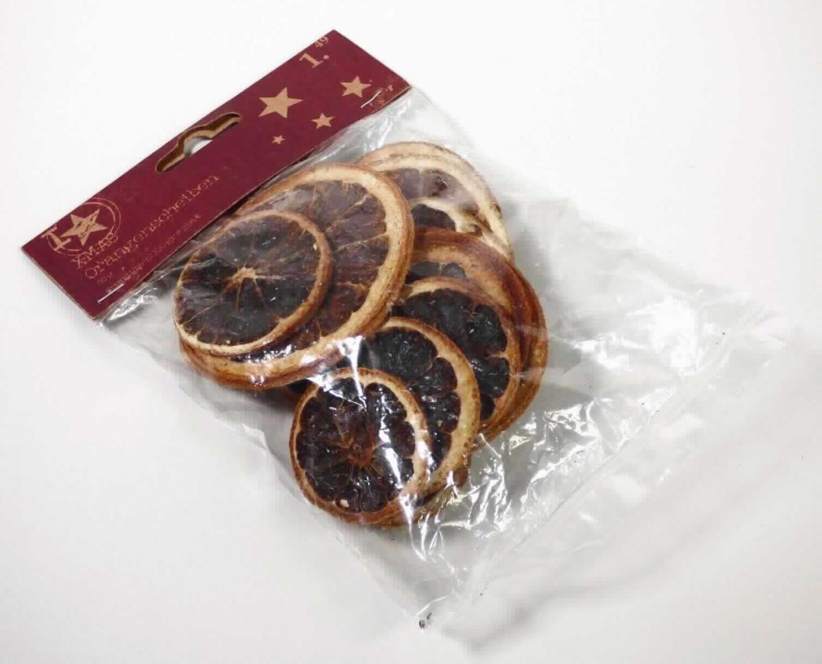 Orangenscheiben, getrocknet, für Dekorationszwecke

Farbloser, klarsichtiger Kunststoffbeutel mit bedrucktem Pappstreifen als Aufhänger für Regale. Der Aufdruck enthält Angaben über den Vertreiber, die Produktbezeichnung und das Nettogewicht (50 g).
Inhalt: Orangebraune, bis zu 7 cm große und 2 bis 3 mm dicke Scheiben von getrockneten Orangen (Fruchtfleisch und Schale); Geruch getrockneten Orangen entsprechend. Es ergeben sich keine Hinweise auf eine Bearbeitung, die über die bei getrockneten Früchten des Kapitels 8 der KN zulässigen Verfahren hinausgeht.

Zitrusfrüchte, Orangen, getrocknet.